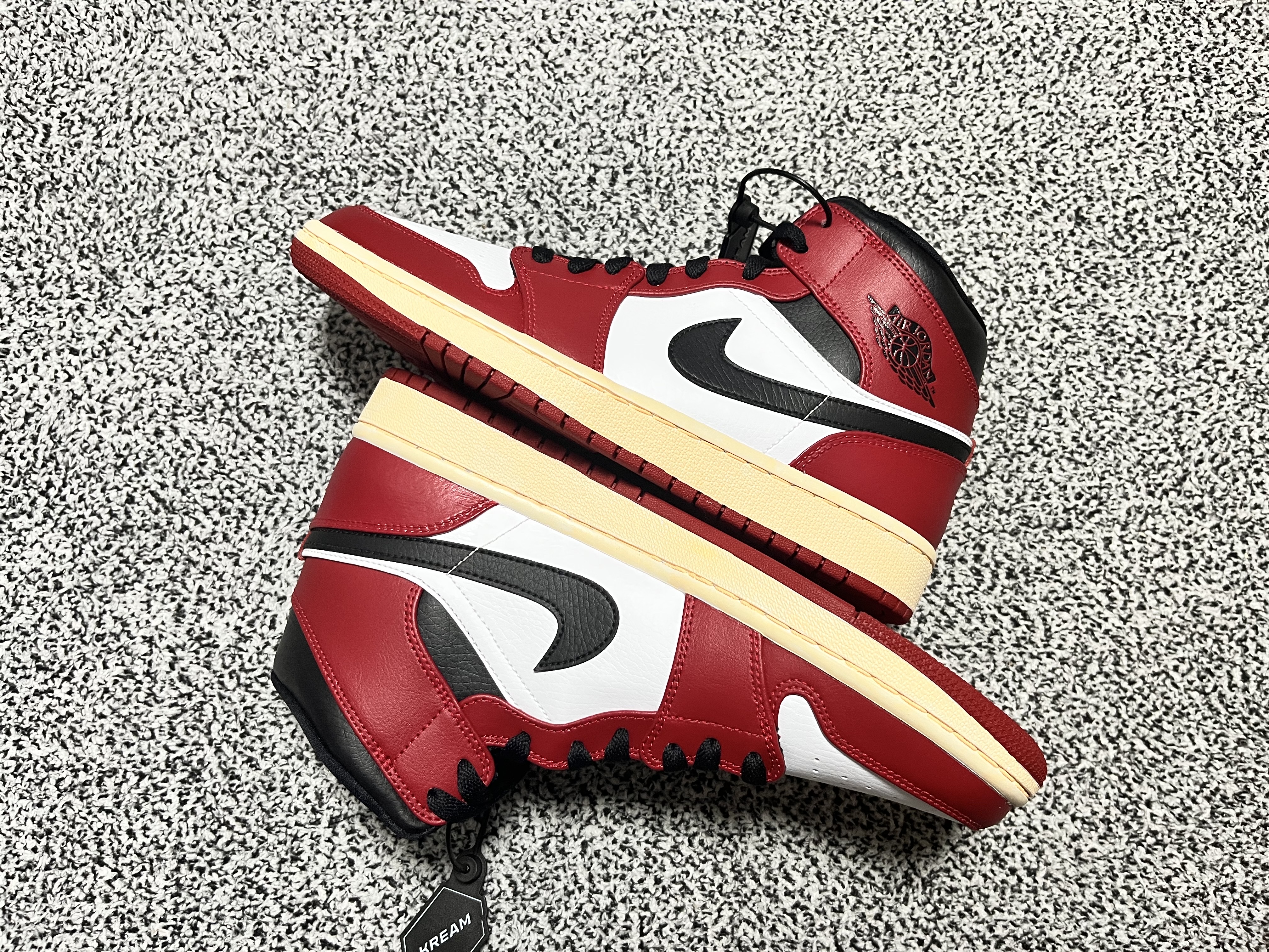 Jordan 1 Mid Chicago 2020, Nike x NBA Dunk Low Retro EMB Black and Chile Red 착용 스타일 - 2