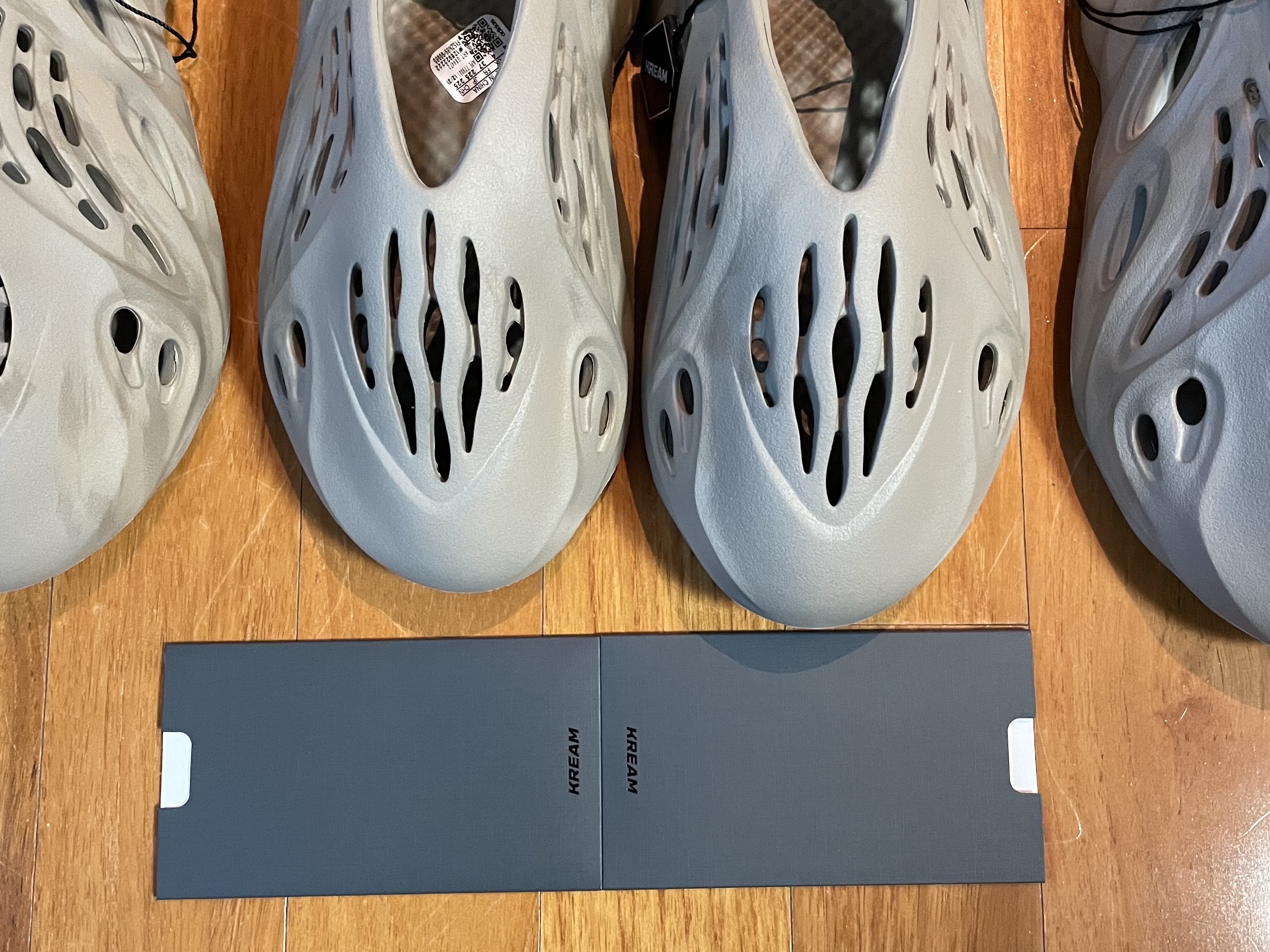 Adidas Yeezy Foam RNNR Stone Sage 착용 스타일 - 1