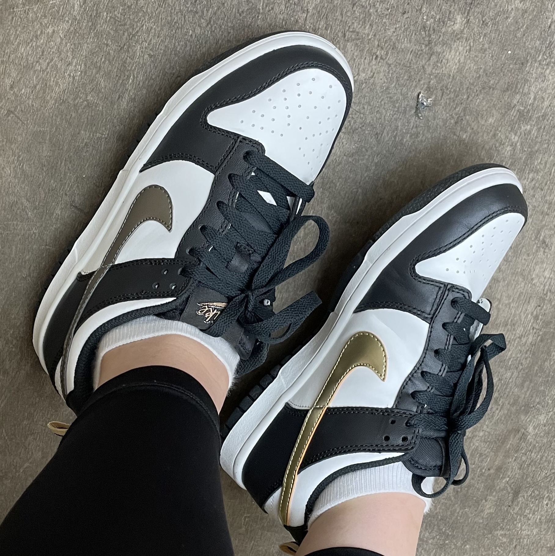 (GS) Nike Dunk Low SE Off Noir Summit White Metallic Pewter 착용 스타일