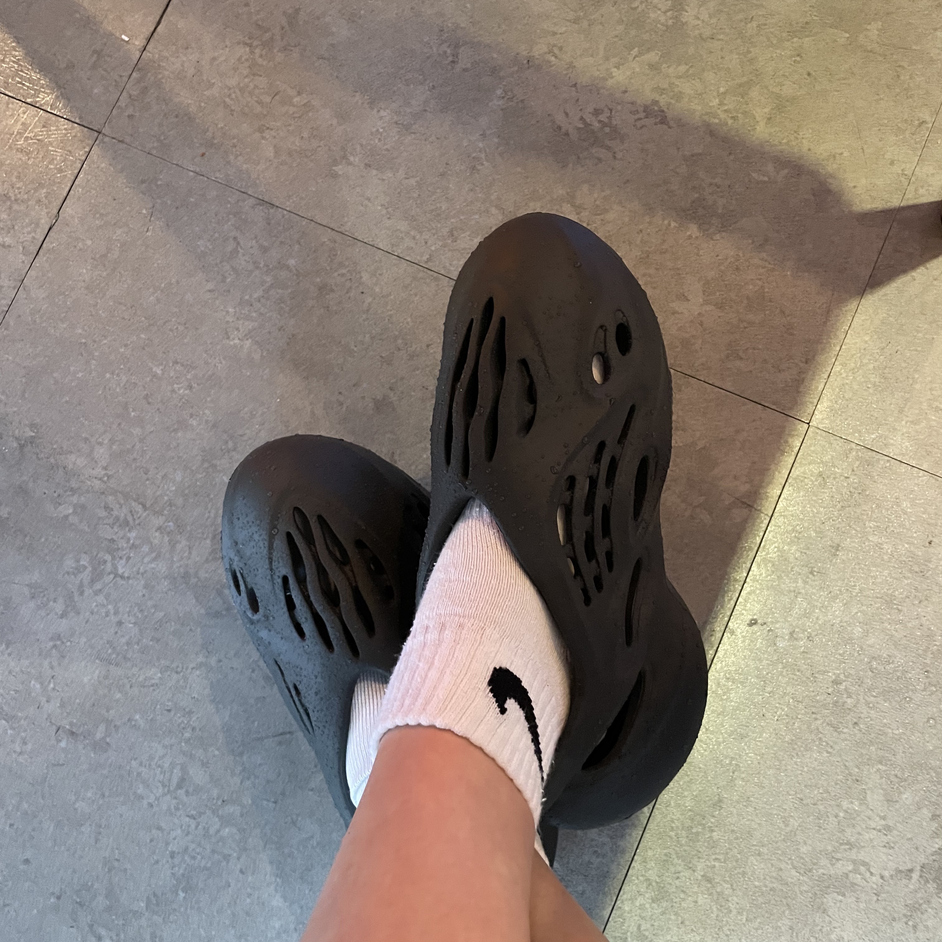 Adidas Yeezy Foam RNNR Onyx 착용 스타일