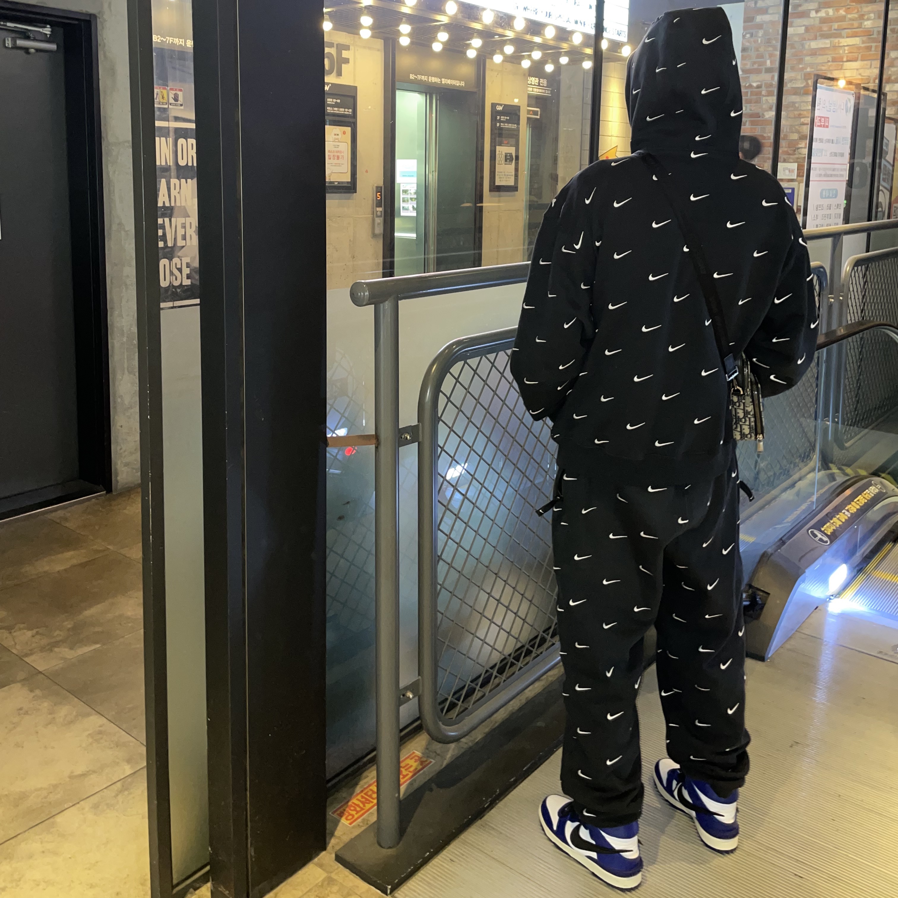 Nike NRG Swoosh Logo Hoodie Black, Nike NRG Swoosh Logo Pants Black 착용 스타일