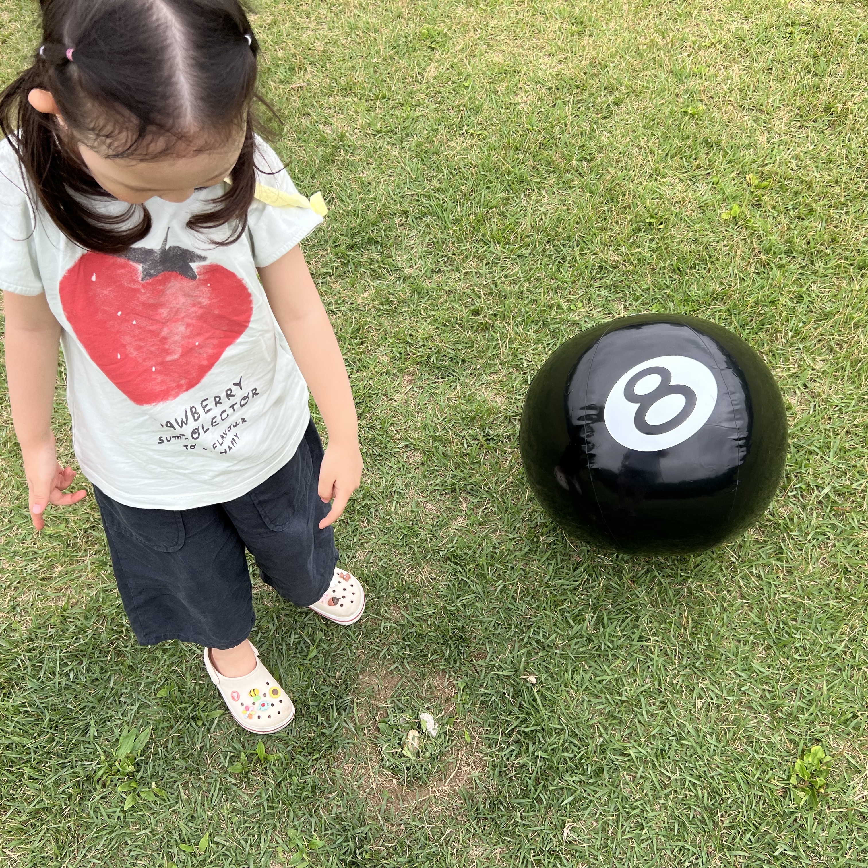 Stussy 8 Ball Beach Ball Black 착용 스타일 - 1