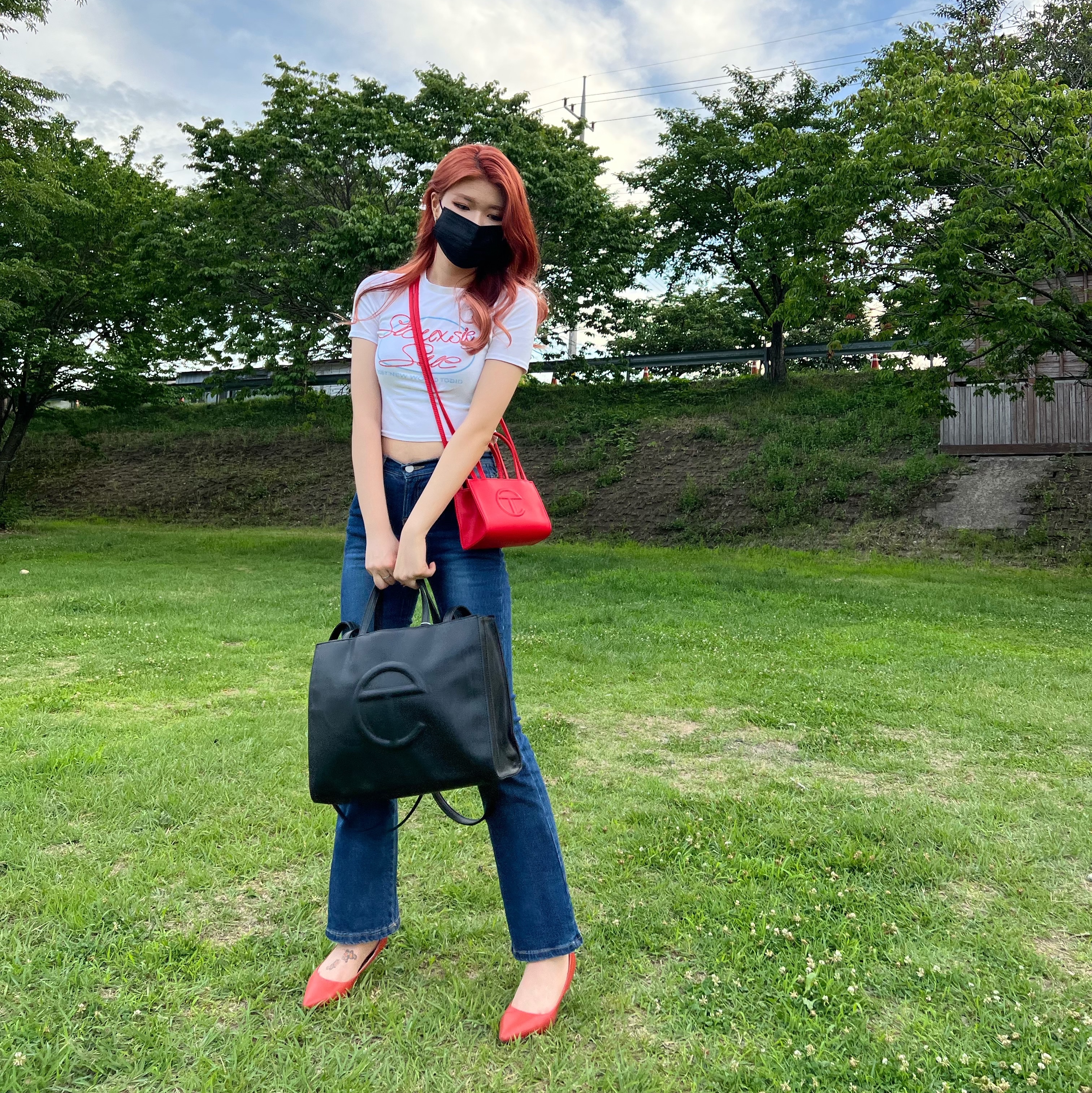 Telfar Medium Shopping Bag Black, Telfar Small Shopping Bag Red 착용 스타일