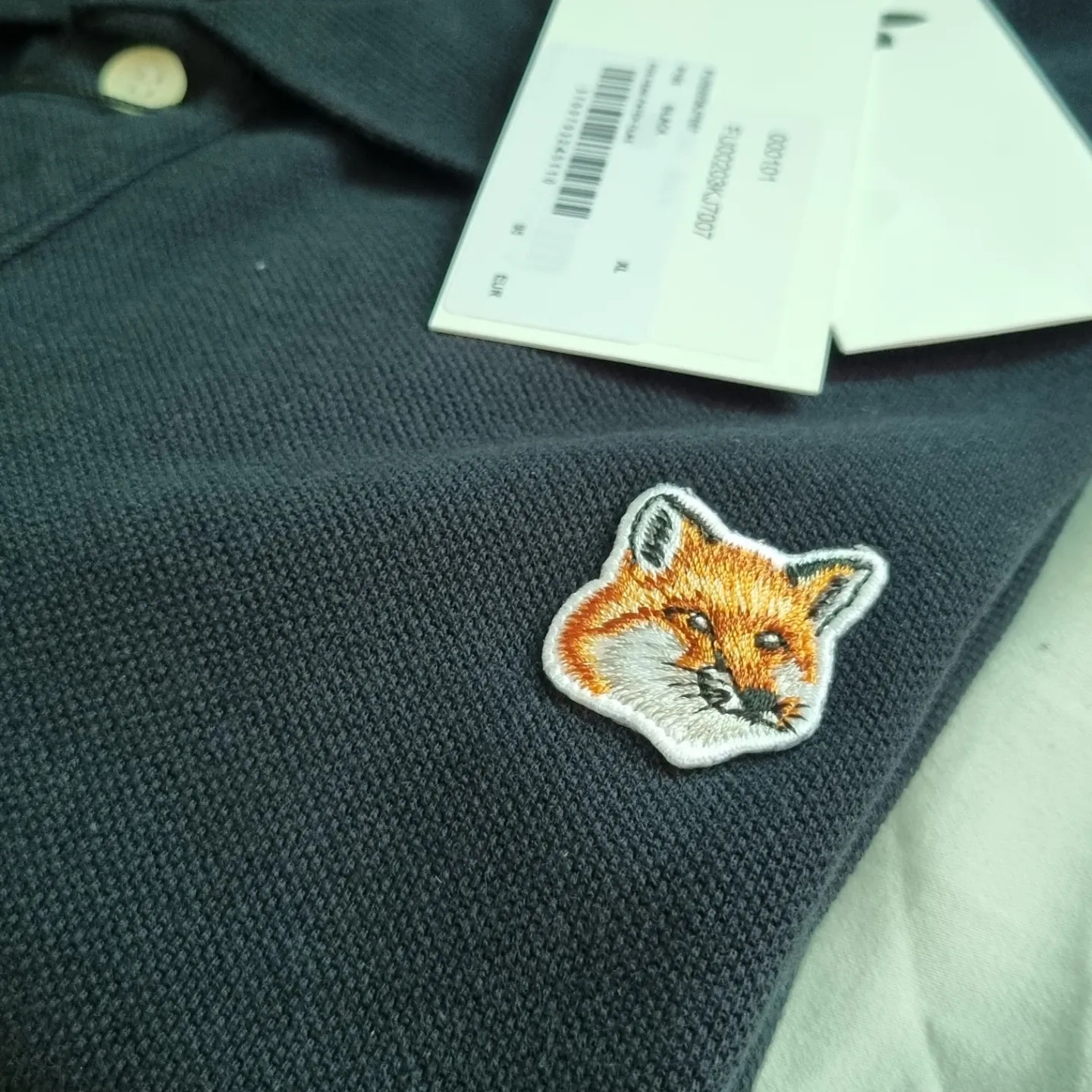 Maison Kitsune Fox Head Patch Classic Polo Black 착용 스타일 - 2