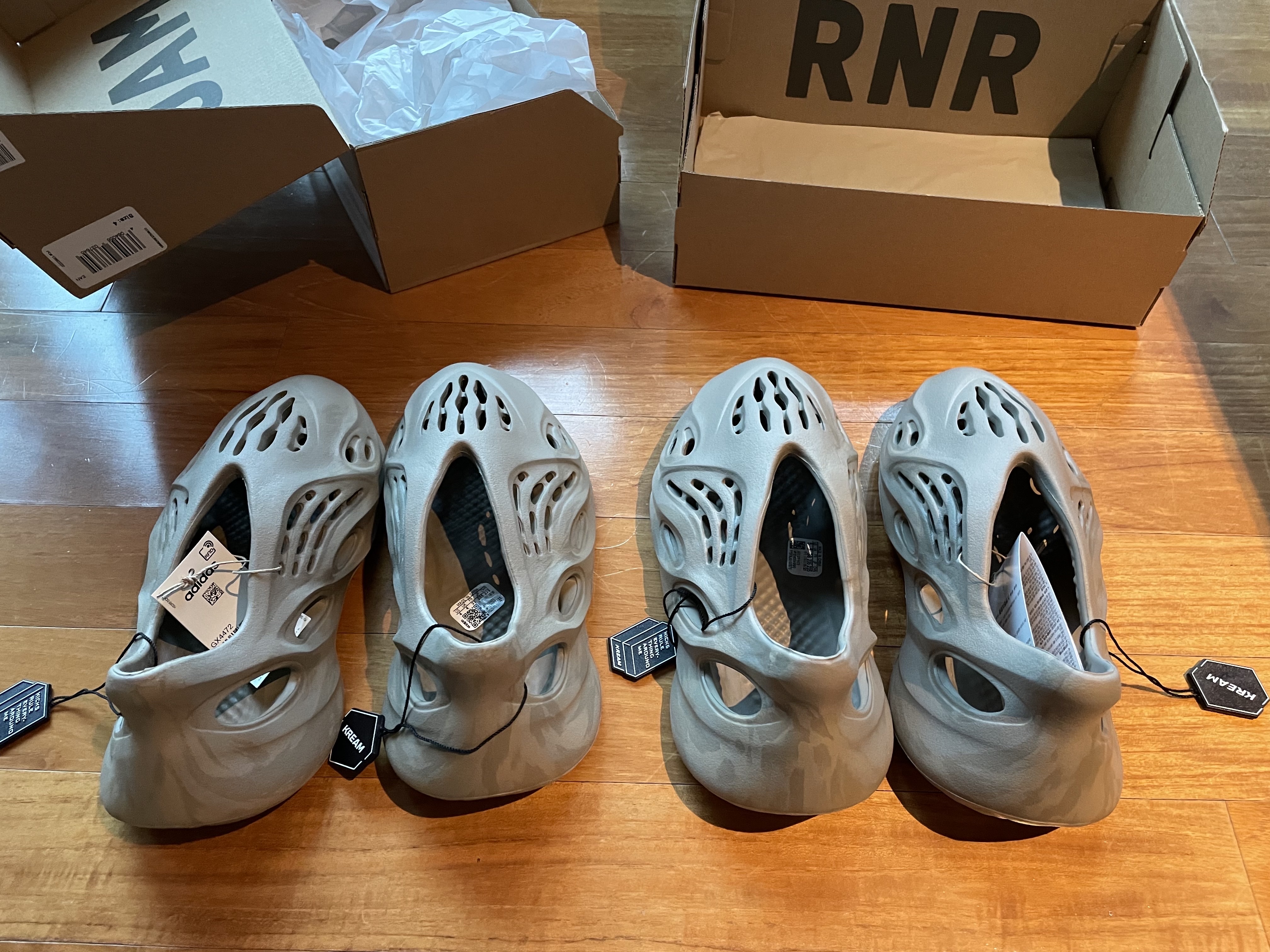Adidas Yeezy Foam RNNR Stone Sage 착용 스타일 - 4
