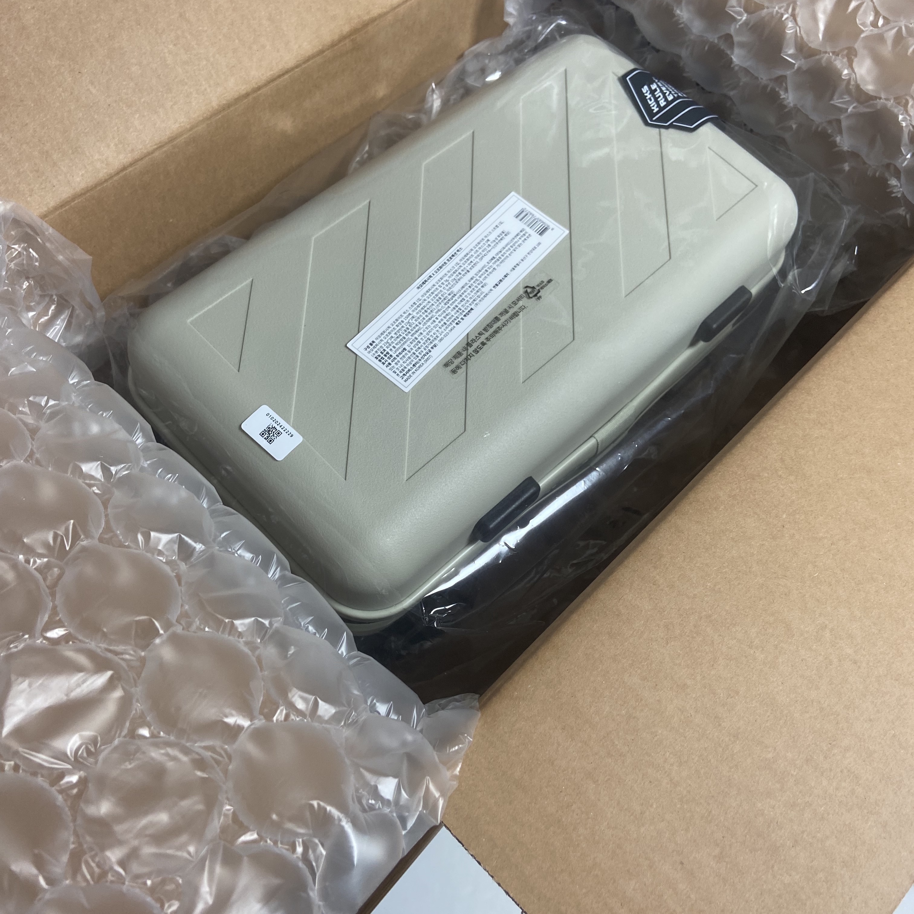 Off-White x Amore Pacific Protection Box (Without Cosmetics) 착용 스타일 - 3