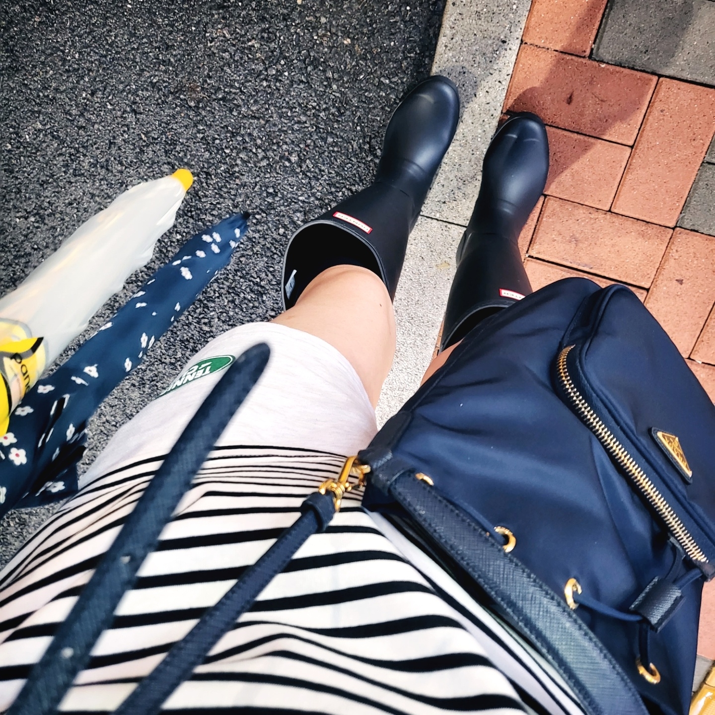 (W) Hunter Original Tall Rain Boots Black, (W) Hunter Original Tour Foldable Tall Wellington Boots Black 착용 스타일 - 1