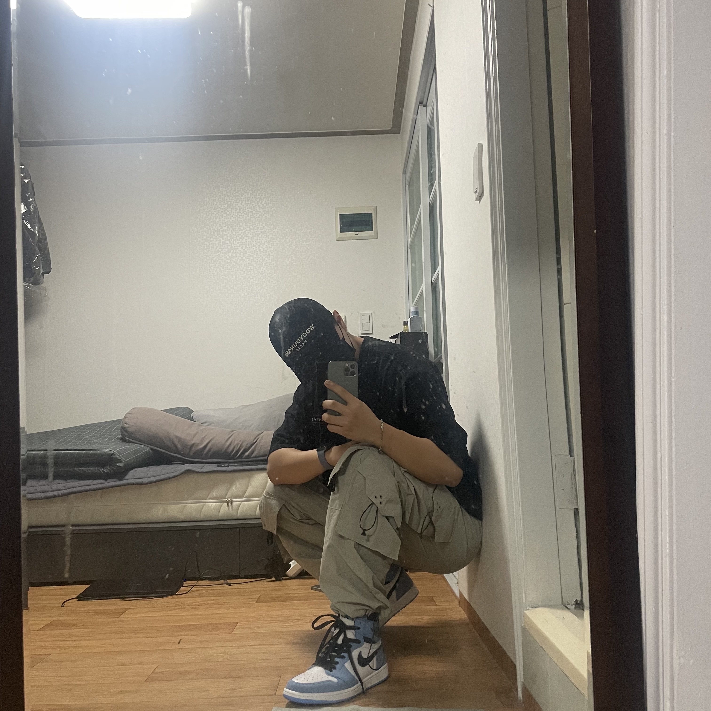 Wooyoungmi White Embroidered Logo Ball Cap Black, Jordan 1 Retro High OG University Blue 착용 스타일