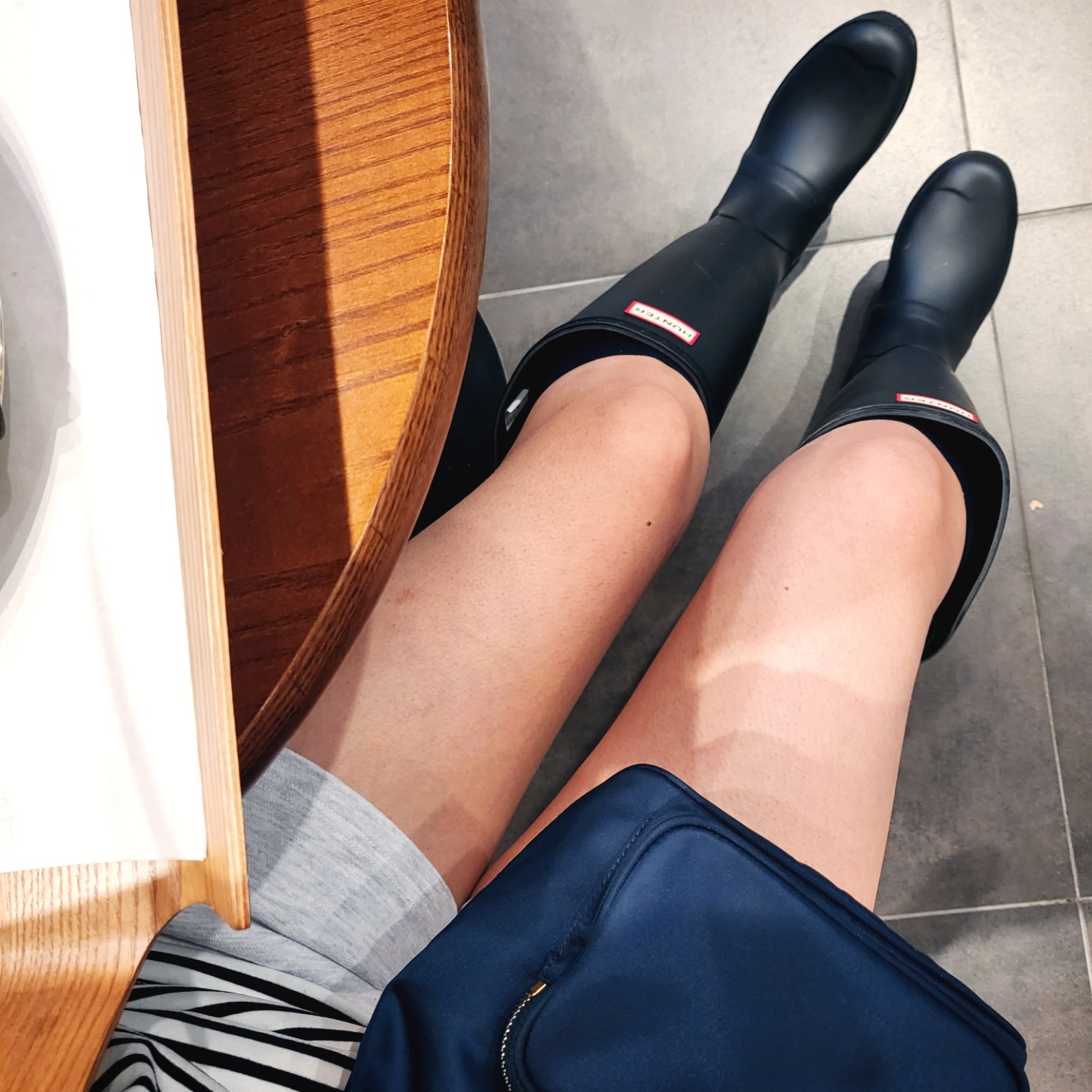 (W) Hunter Original Tall Rain Boots Black, (W) Hunter Original Tour Foldable Tall Wellington Boots Black 착용 스타일 - 2