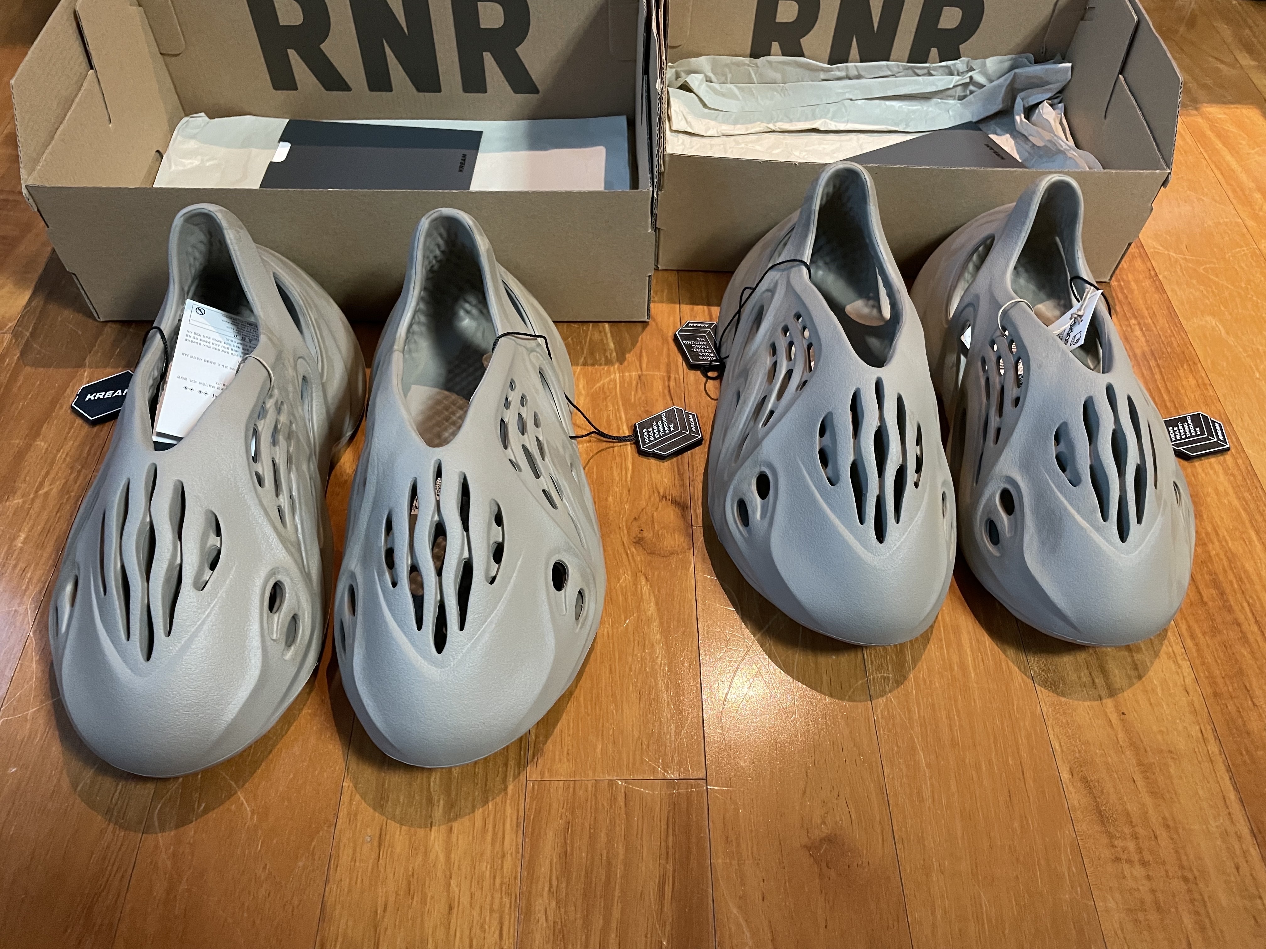 Adidas Yeezy Foam RNNR Stone Sage 착용 스타일 - 3