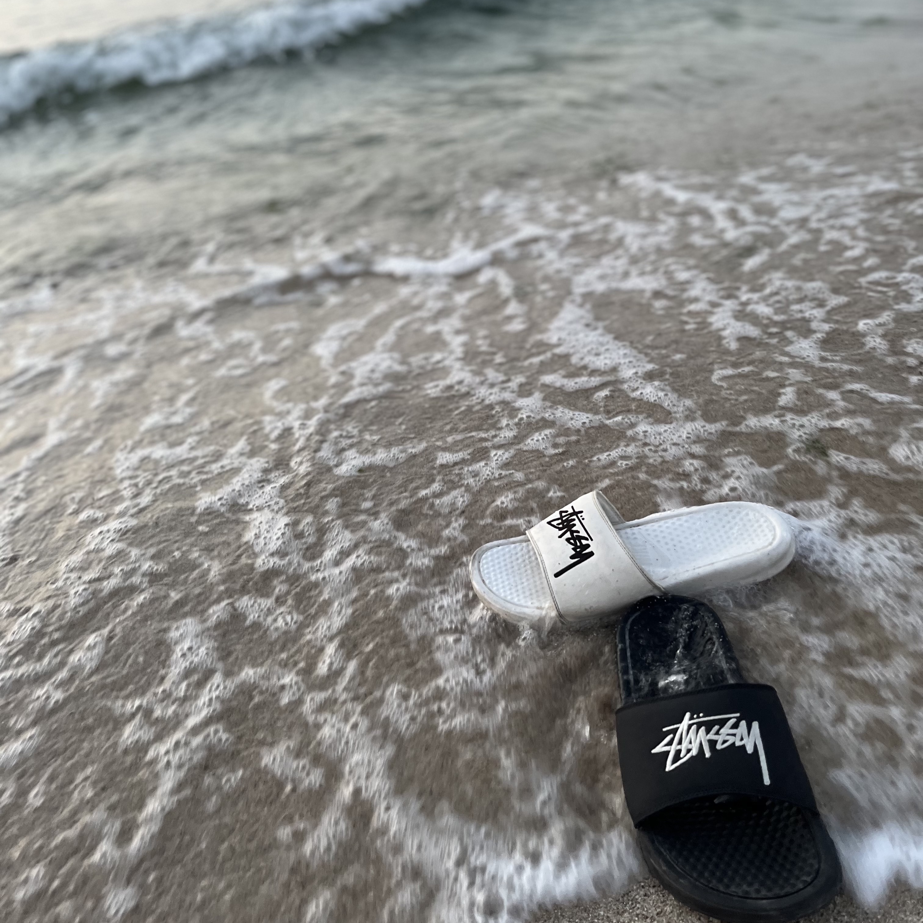 Nike x Stussy Benassi Slide Off Noir, Nike x Stussy Benassi Slide Sail 착용 스타일