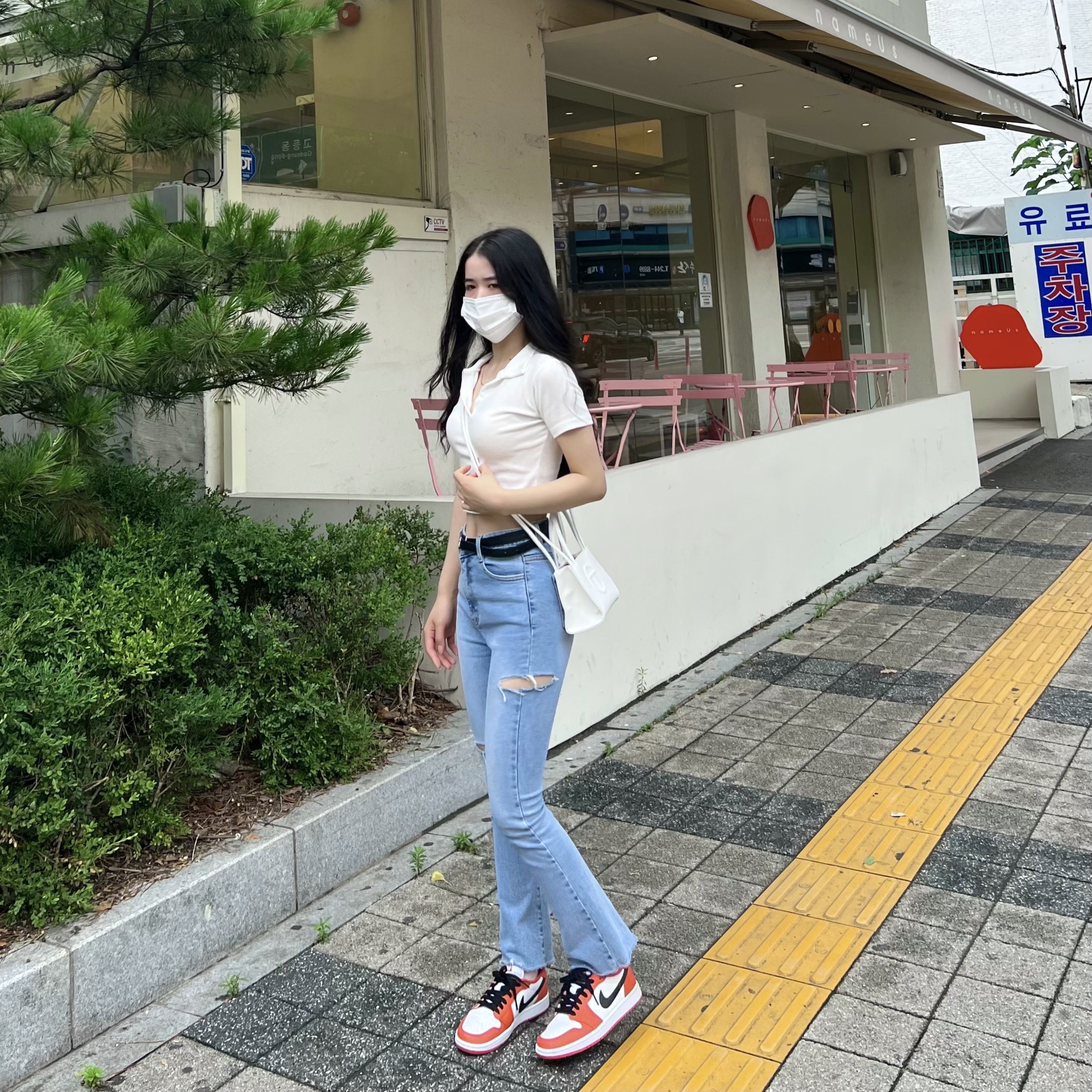 (W) Jordan 1 Low OG Starfish, Telfar Small Shopping Bag White 착용 스타일 - 1