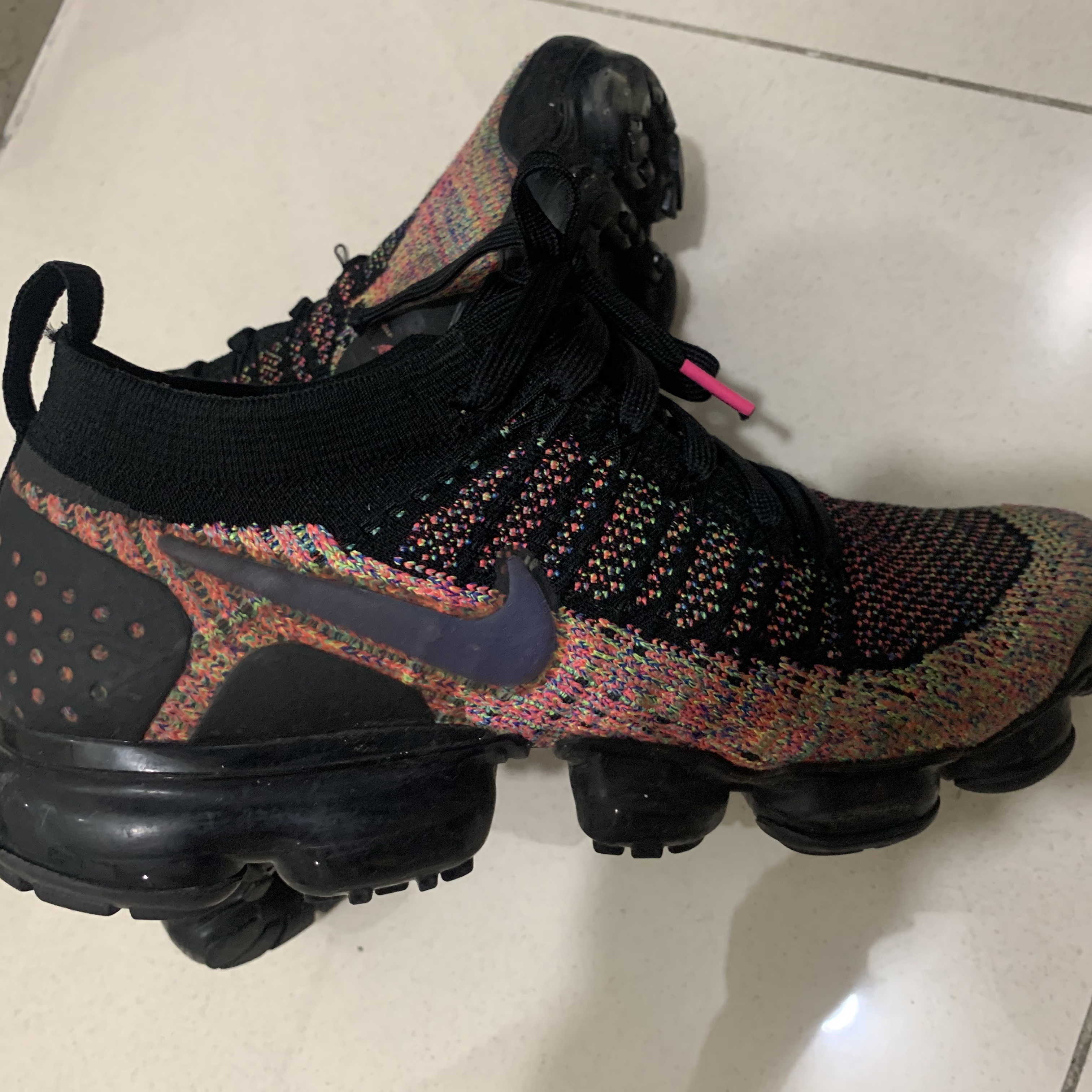 Nike Air VaporMax Flyknit 2 Black Multi-Color 착용 스타일 - 2