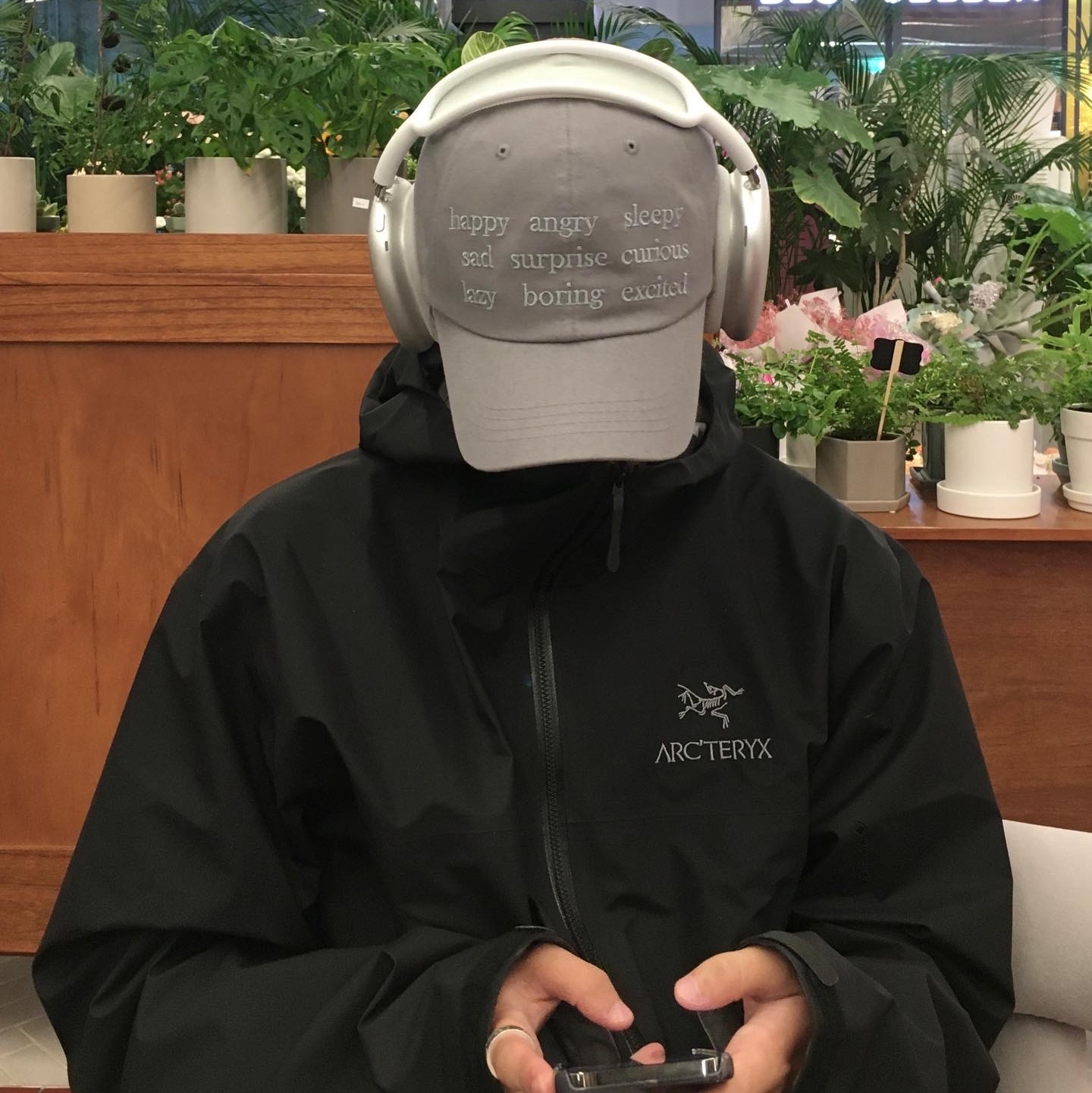 Apple AirPods Max Lightning Silver (Korean Ver.), Arc'teryx Beta Jacket Black 착용 스타일 - 1