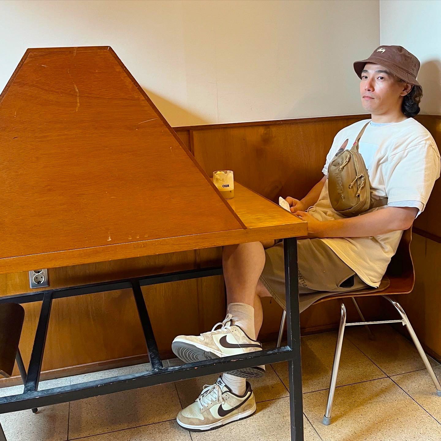 Stussy Stock Bucket Hat Coffee, Supreme Water Pistol T-Shirt Natural - 21SS 착용 스타일