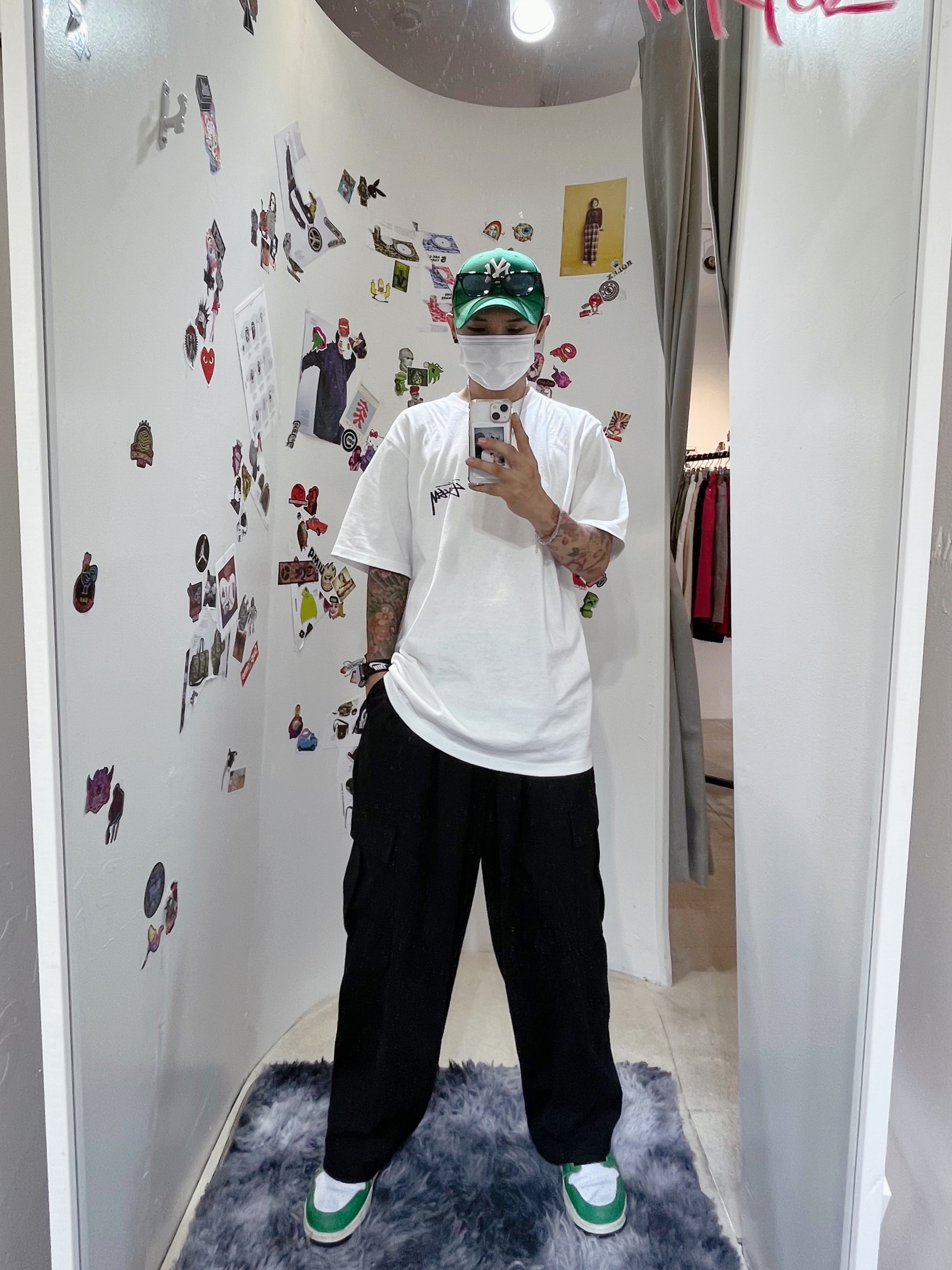 (W) Jordan 1 Retro High OG Lucky Green, Stussy Withered Flower T-Shirt White 착용 스타일