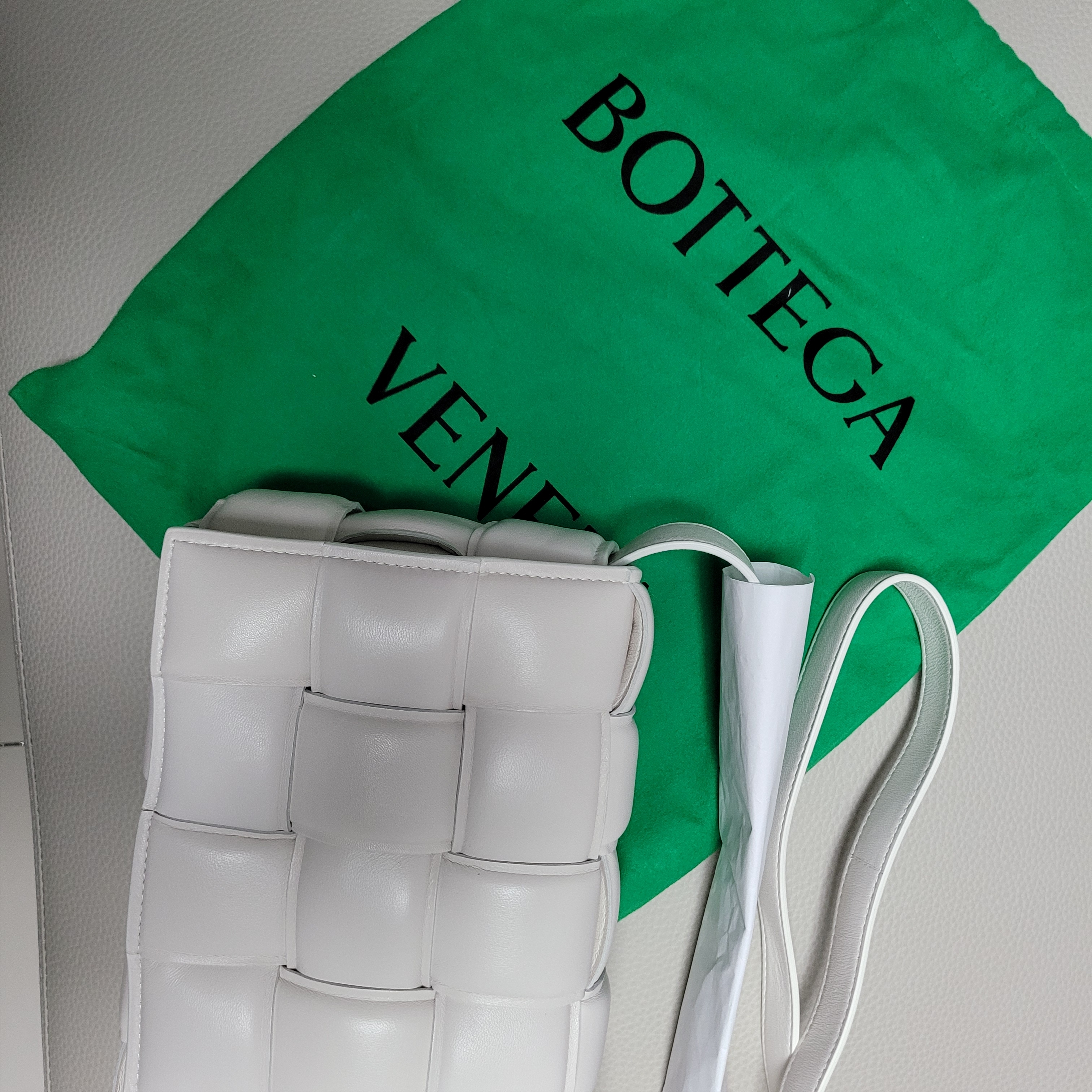 Bottega Veneta Padded Leather Cassette Chalk 착용 스타일