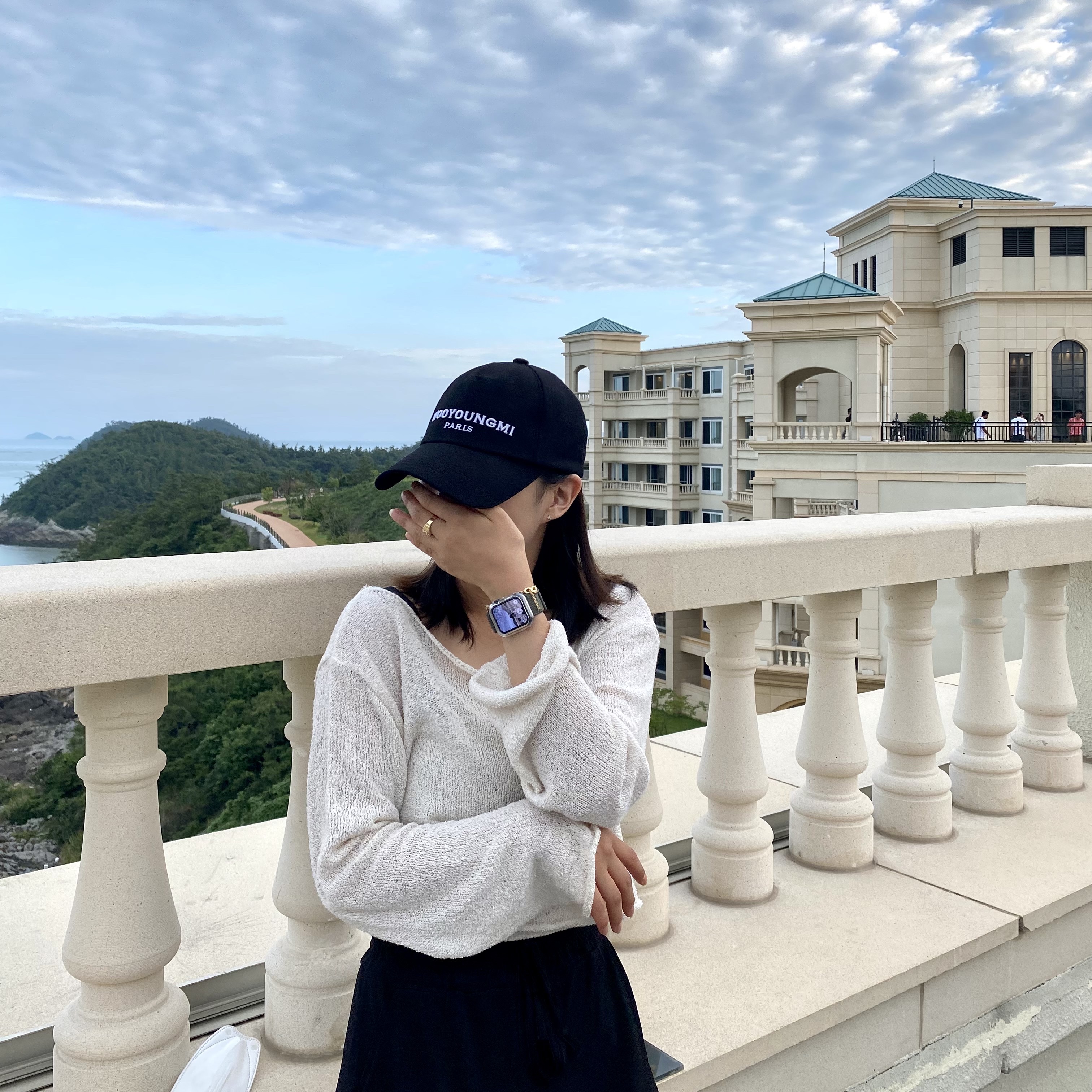 Wooyoungmi White Embroidered Logo Ball Cap Black 착용 스타일