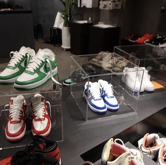 Louis Vuitton x Nike Air Force 1 Low by Virgil Abloh White Comet Red, Louis Vuitton x Nike Air Force 1 Low by Virgil Abloh White Gym Green 착용 스타일