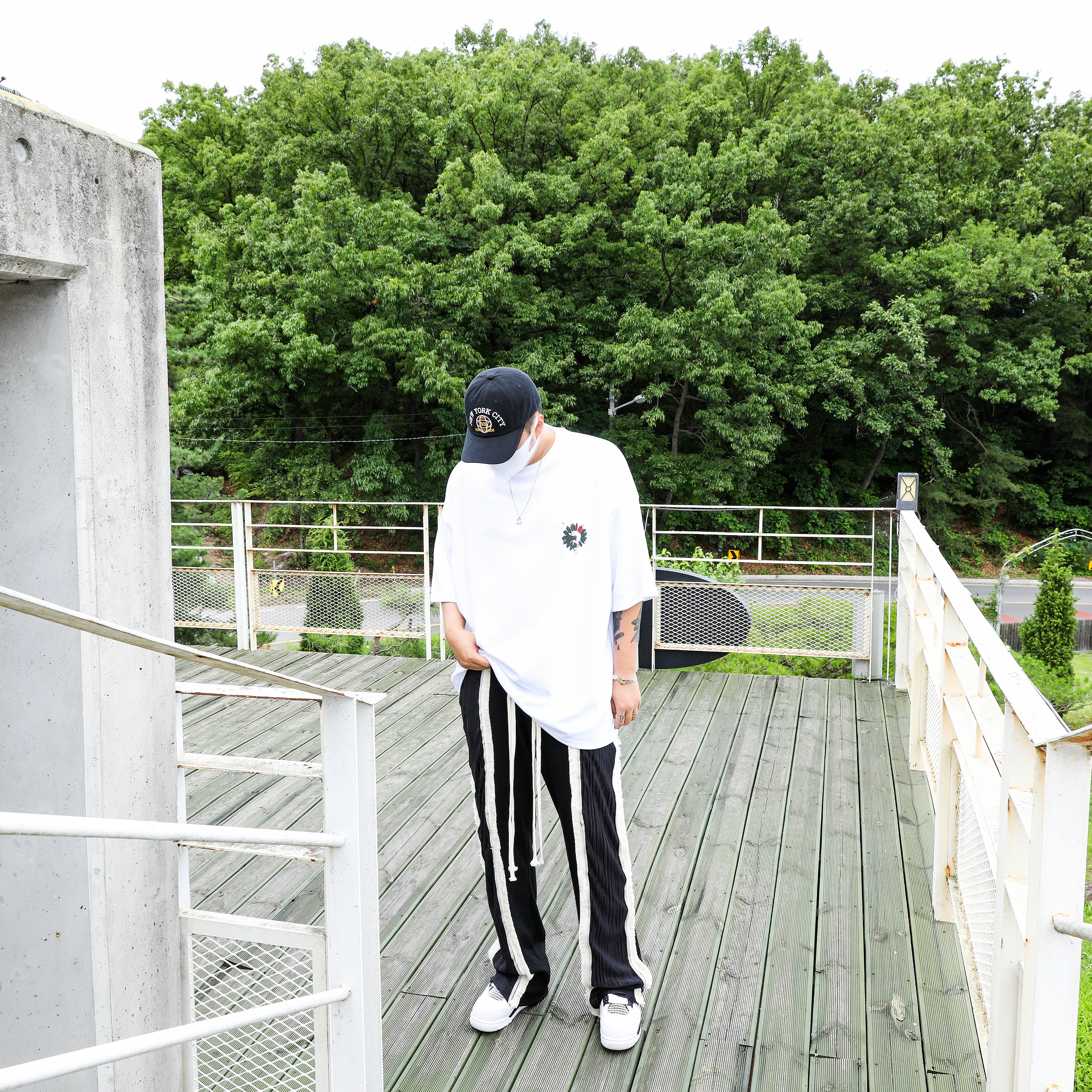 Jordan 4 Retro White and Black 착용 스타일 - 1