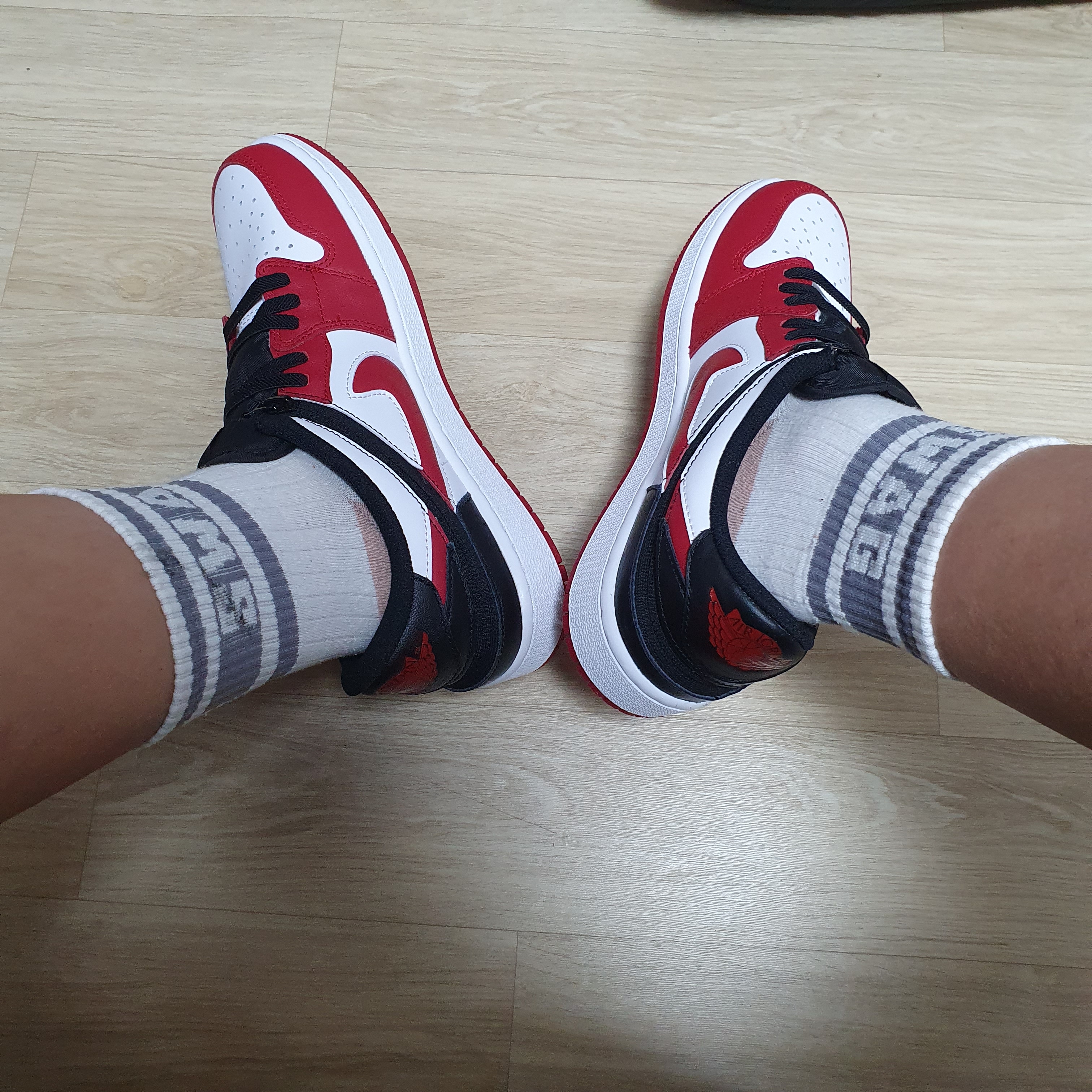 Jordan 1 Low Flyease Gym Red and Black 착용 스타일 - 1
