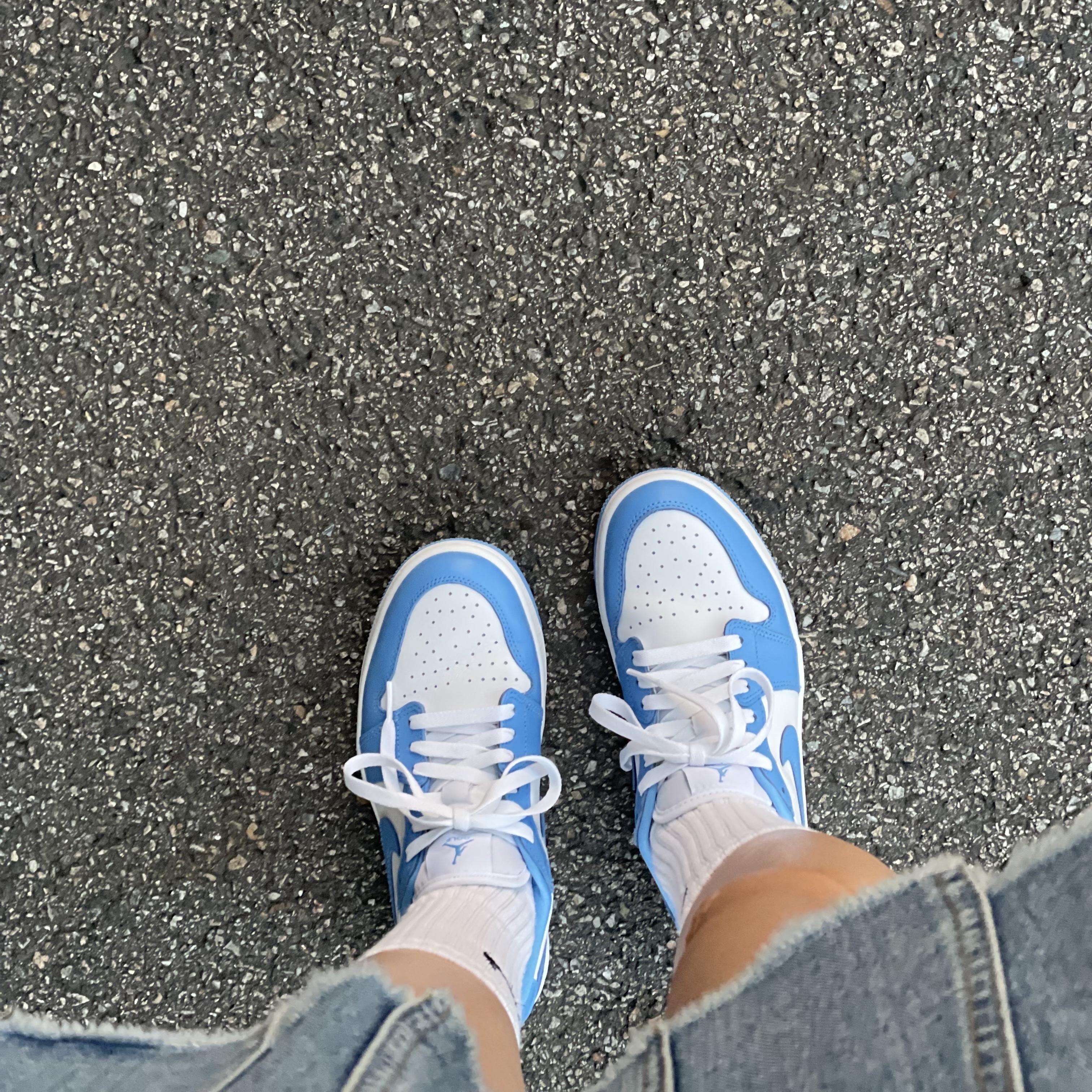 Jordan 1 Low Golf White and University Blue 착용 스타일