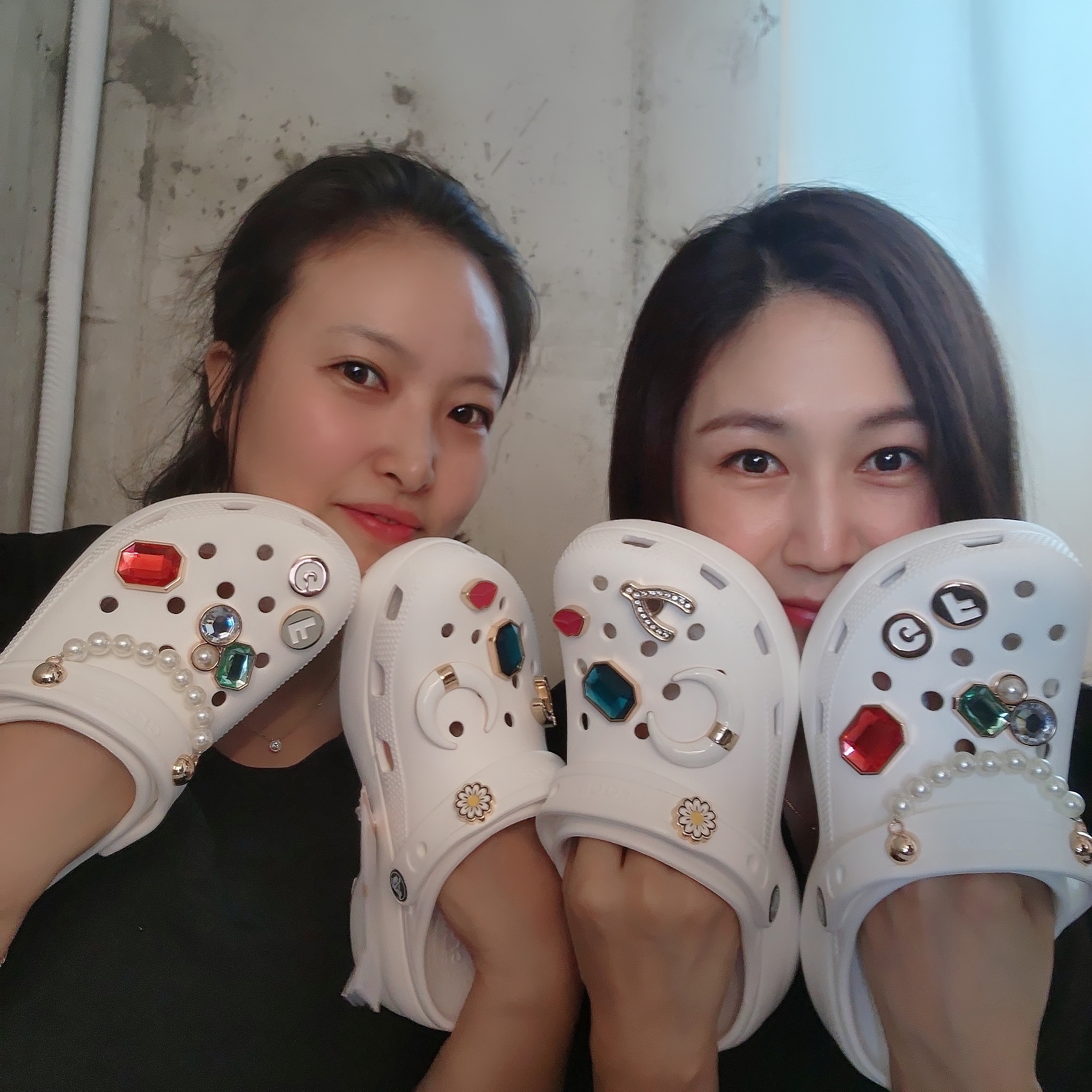 Crocs Classic Clog Stucco, Off-White x Amore Pacific Protection Box (Without Cosmetics) 착용 스타일 - 4