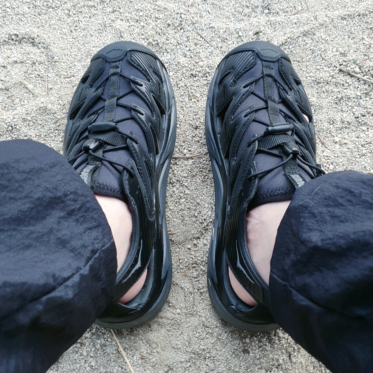 Hoka Hopara Black Dark Shadow 착용 스타일
