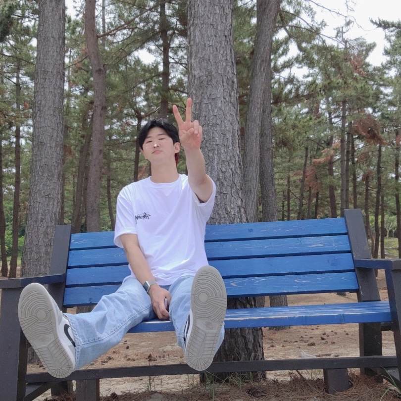 Stussy Fuzzy Dice T-Shirt White 착용 스타일