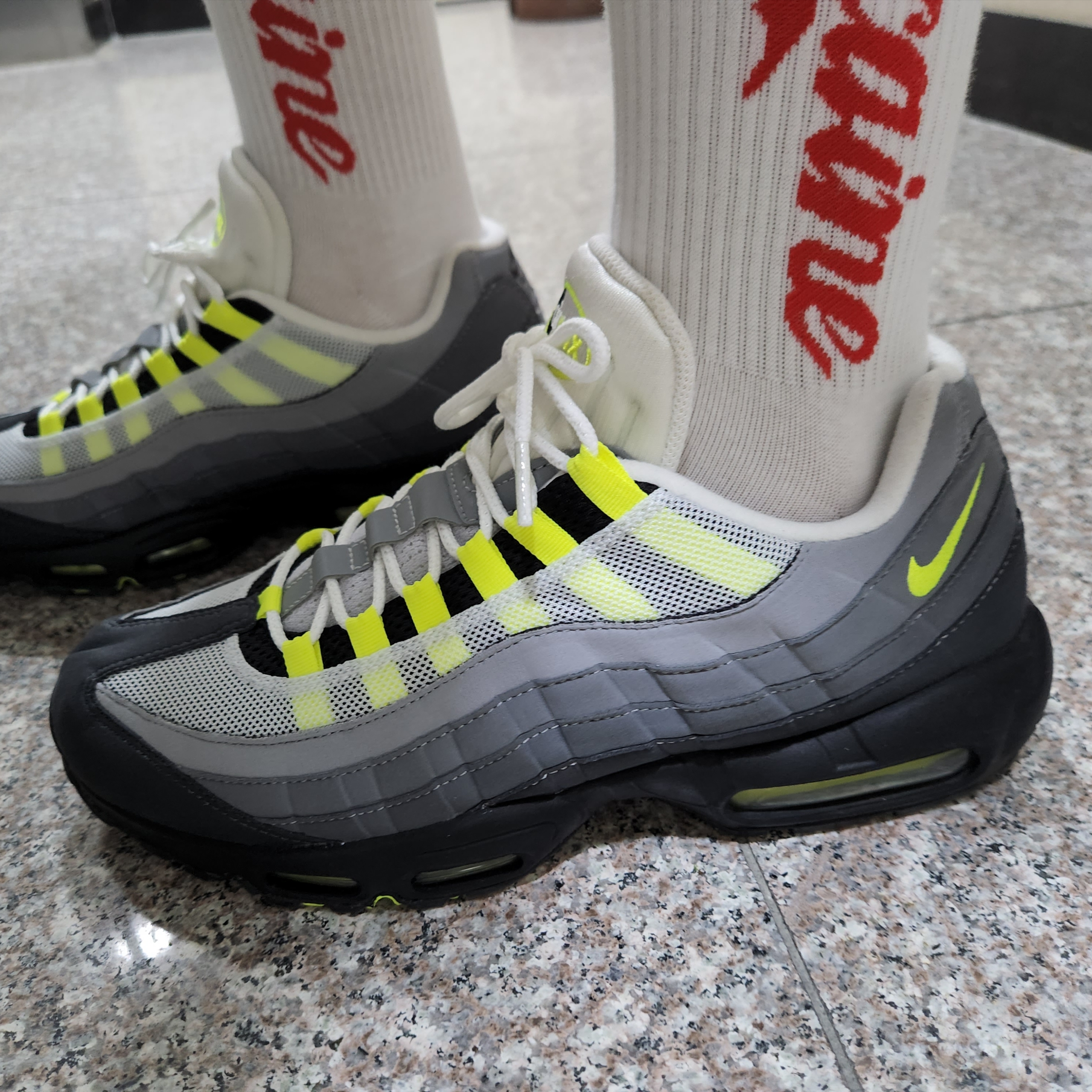 Nike Air Max 95 OG Neon Yellow 2020 착용 스타일 - 2
