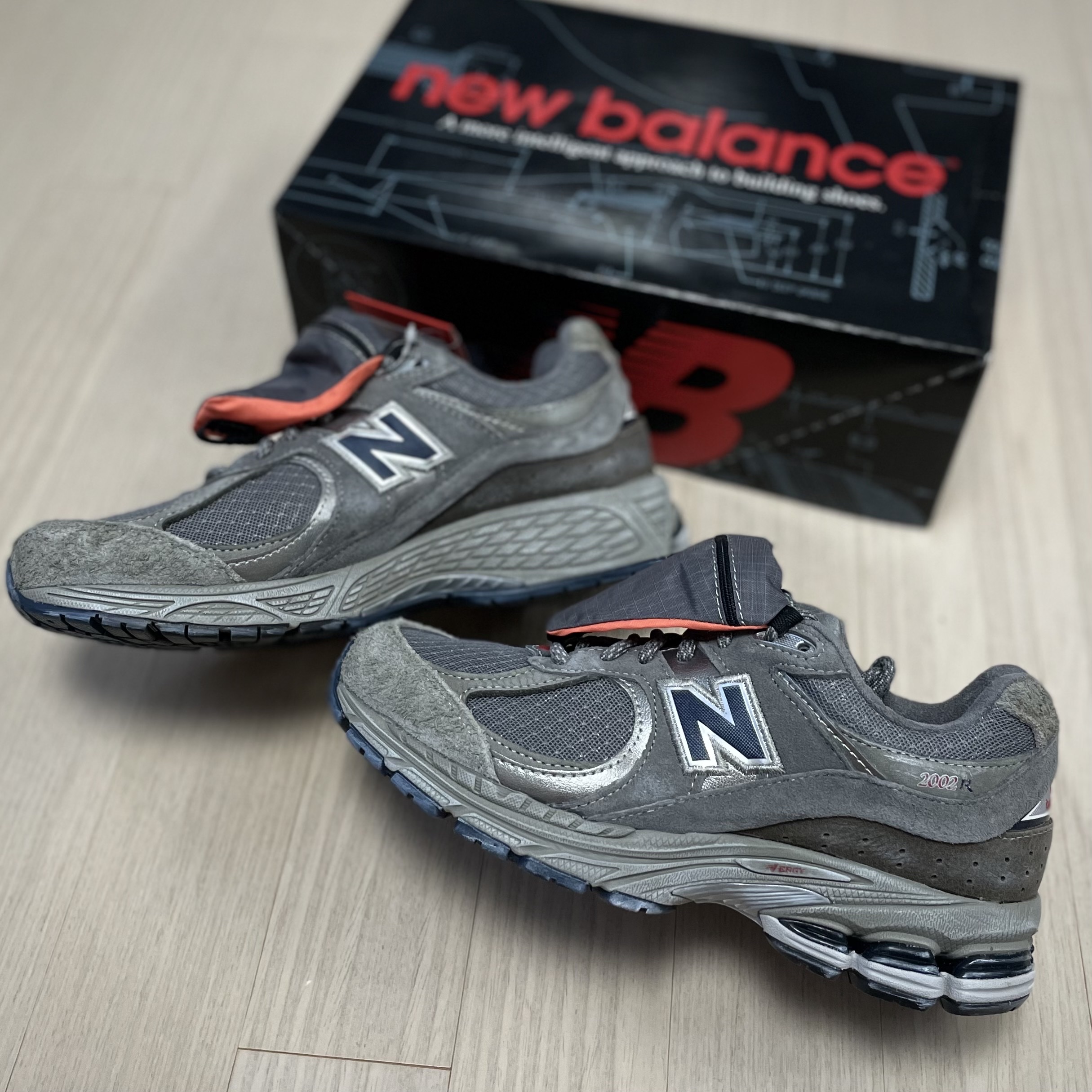 New Balance 2002R Premium Vintage Grey 착용 스타일 - 2