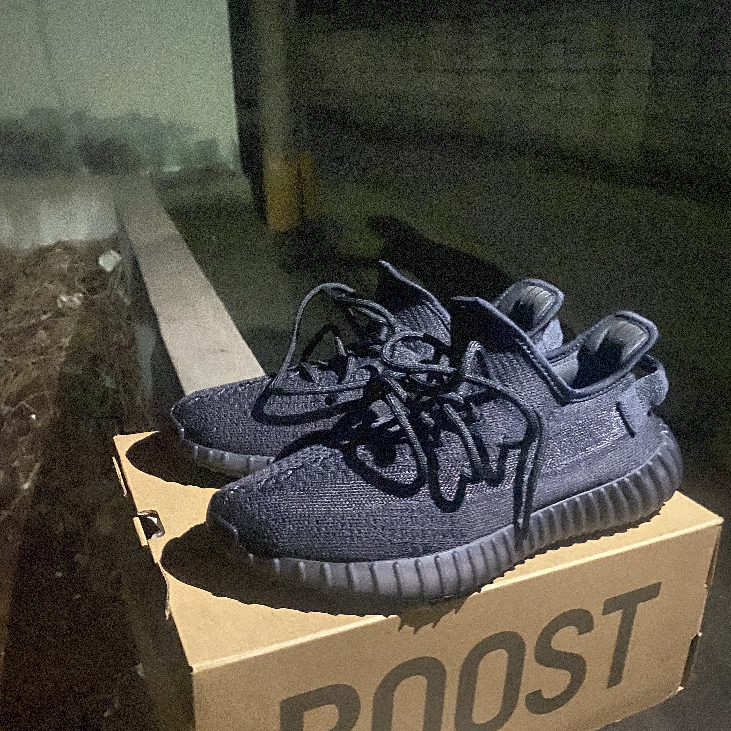 Adidas Yeezy Boost 350 V2 Onyx 착용 스타일