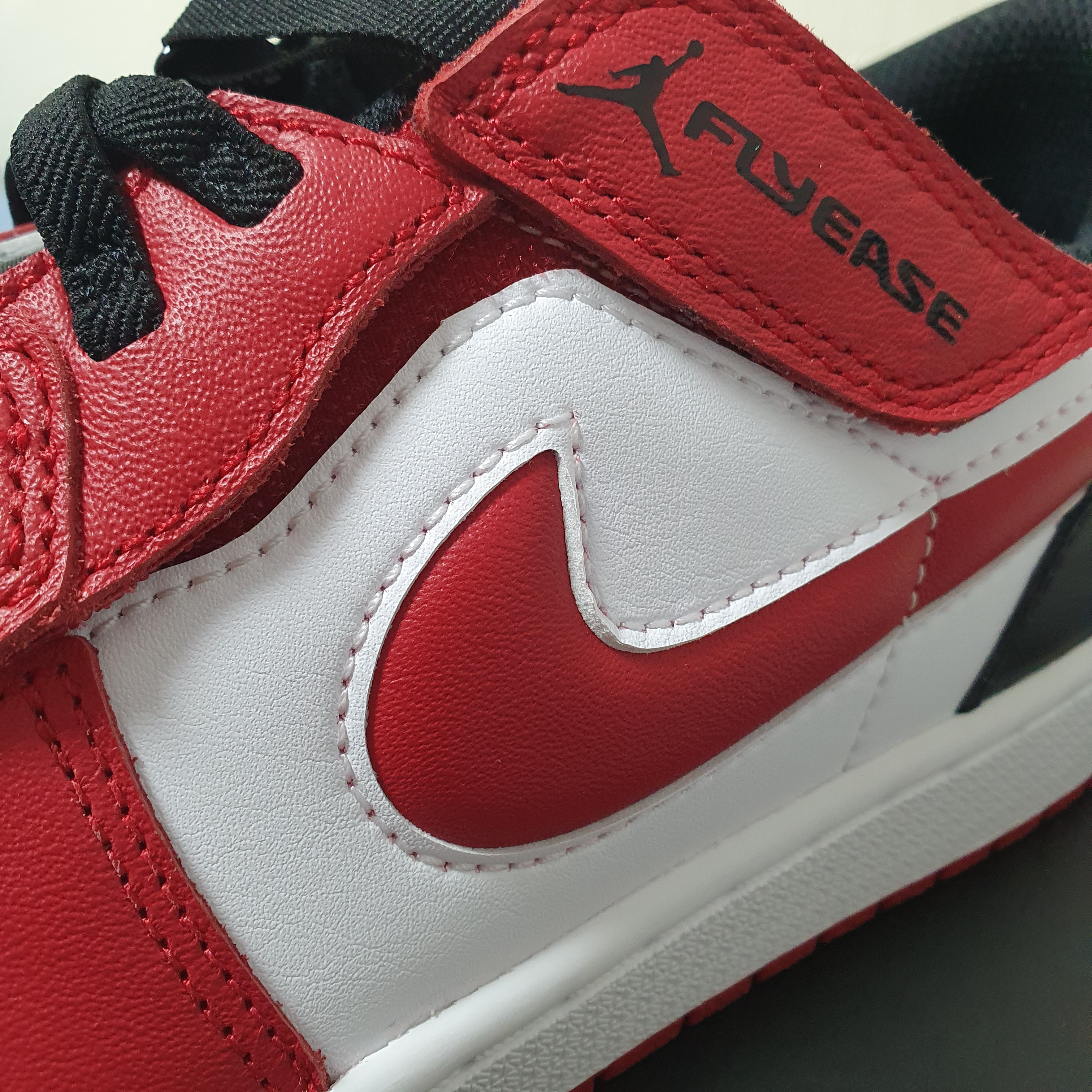 Jordan 1 Low Flyease Gym Red and Black 착용 스타일 - 2