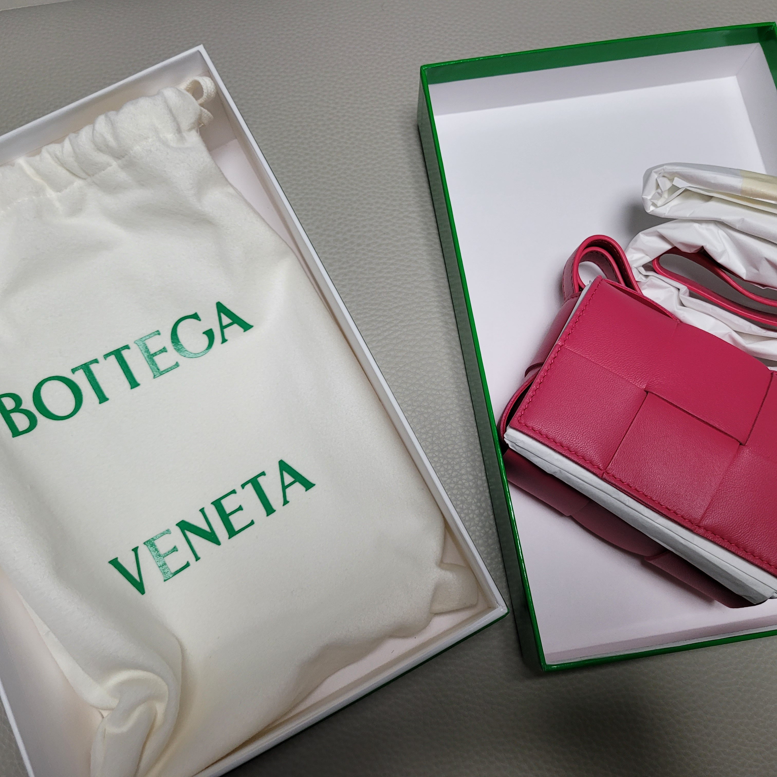 Bottega Veneta Mini Leather Cassette Cranberry 착용 스타일