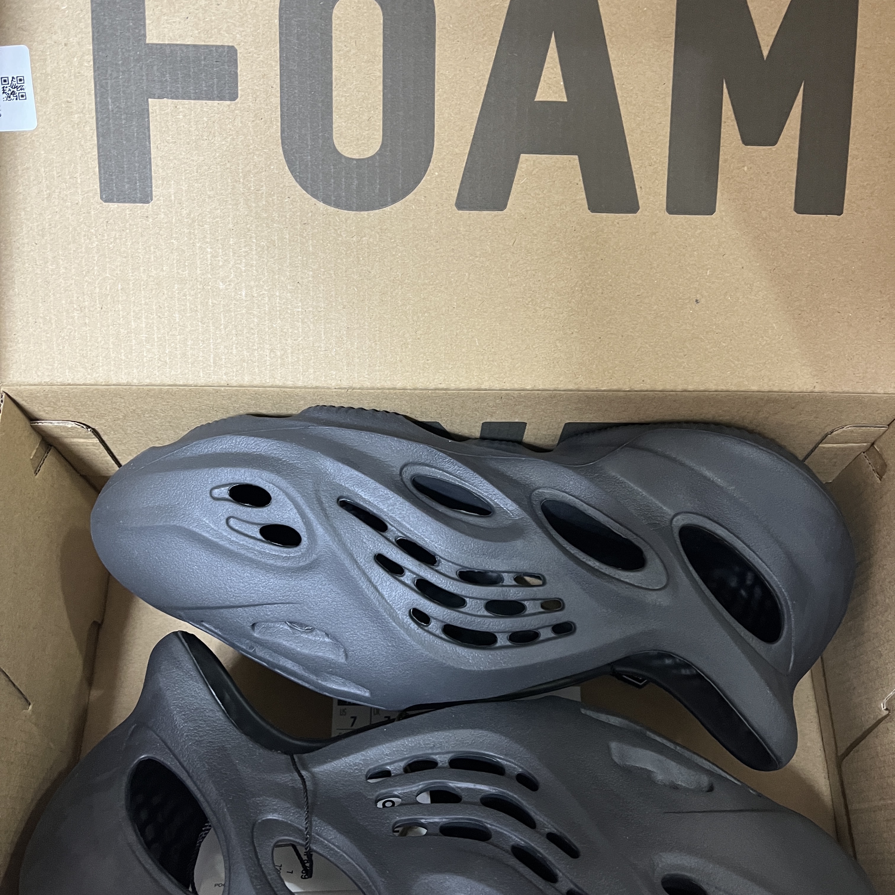Adidas Yeezy Foam RNNR Onyx 착용 스타일