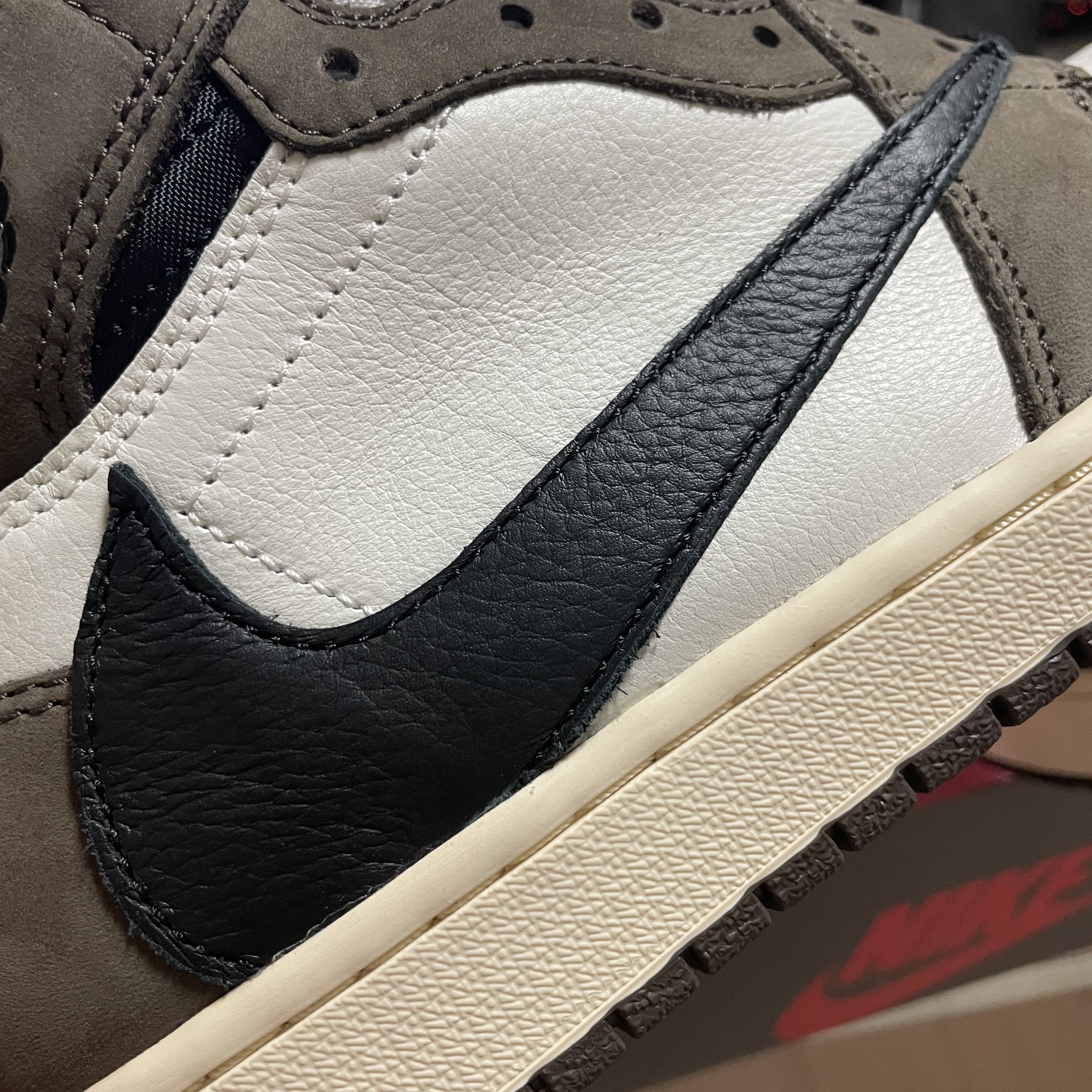 Jordan 1 x Travis Scott Retro High OG SP Mocha 착용 스타일 - 1