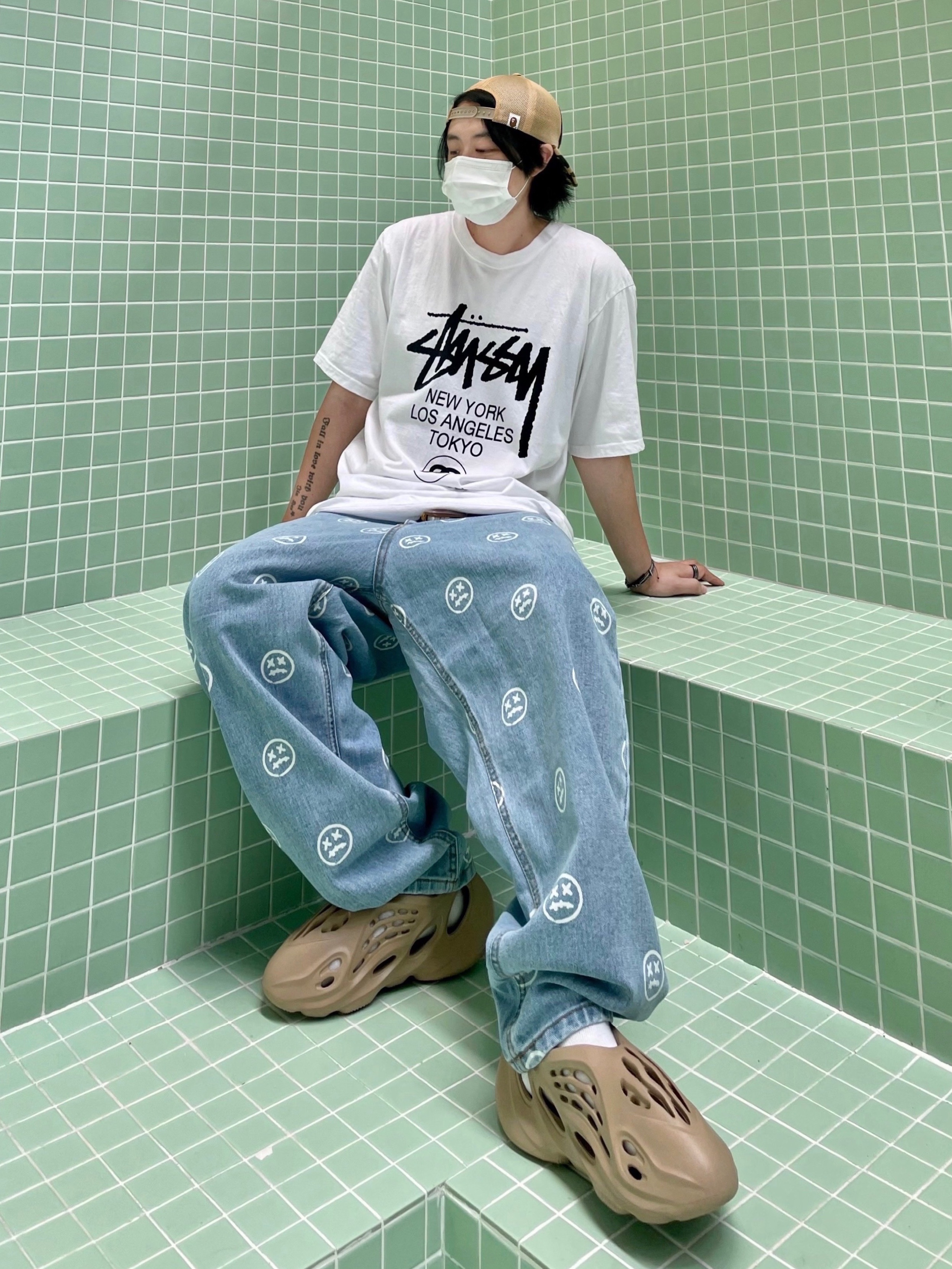 Adidas Yeezy Foam RNNR Mist, Stussy World Tour T-Shirt White 착용 스타일