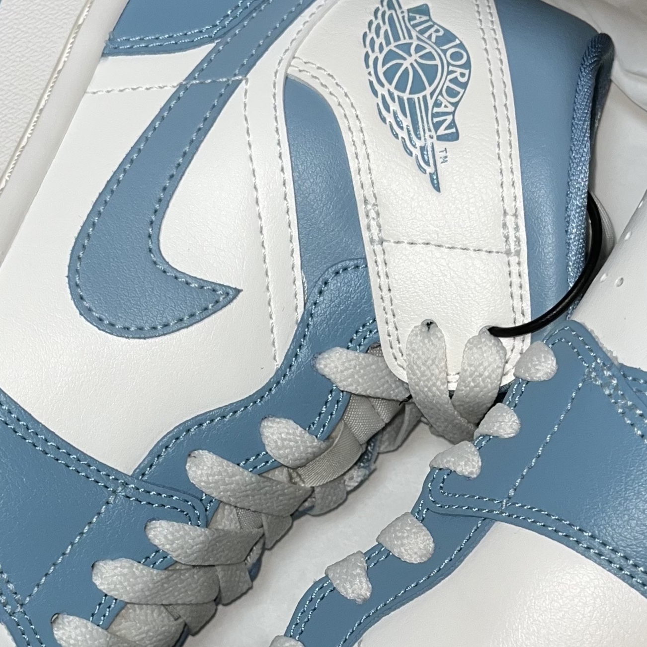 (W) Jordan 1 Mid Sail and Worn Blue 착용 스타일