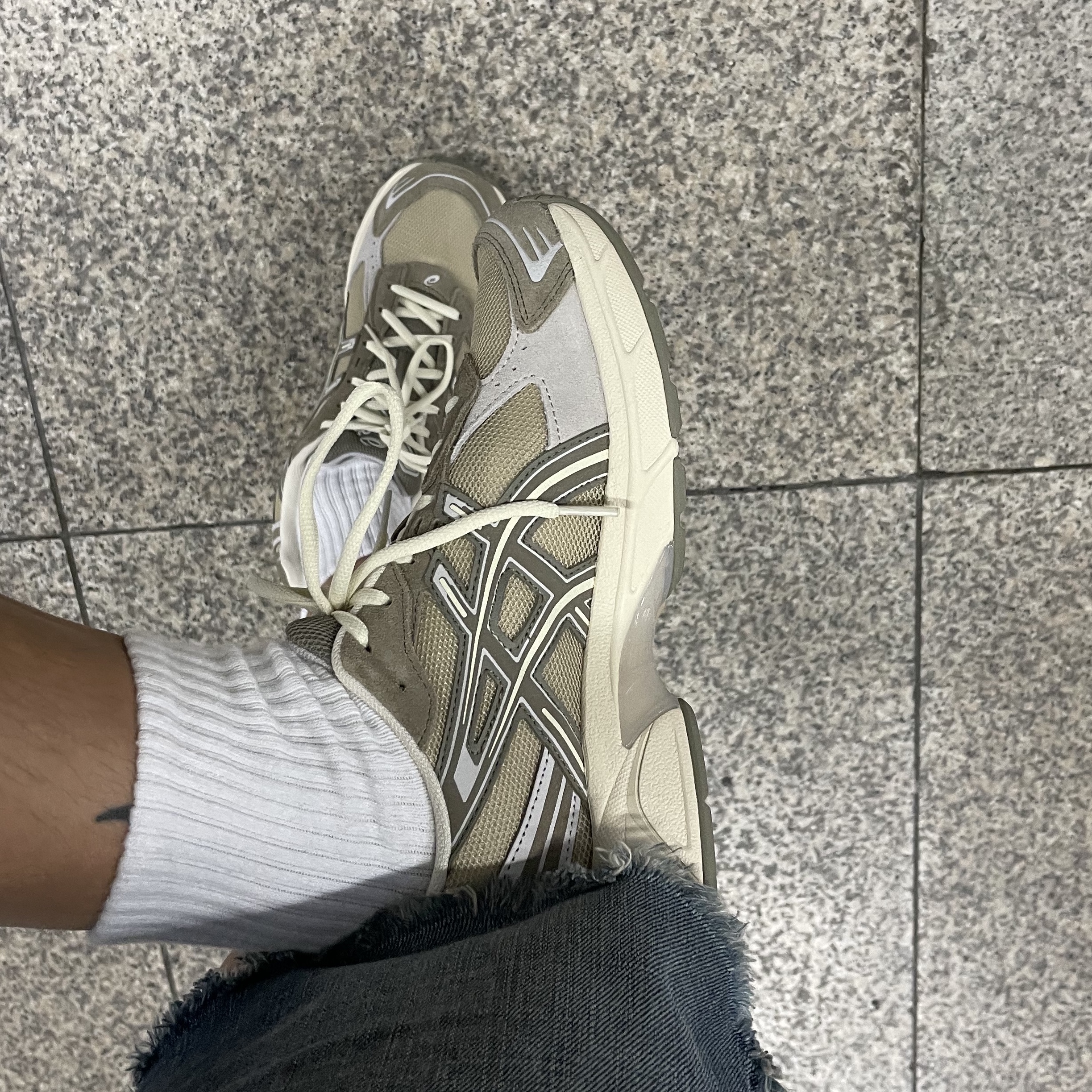 (W) Asics Gel-1130 Wood Crepe Mink 착용 스타일 - 2