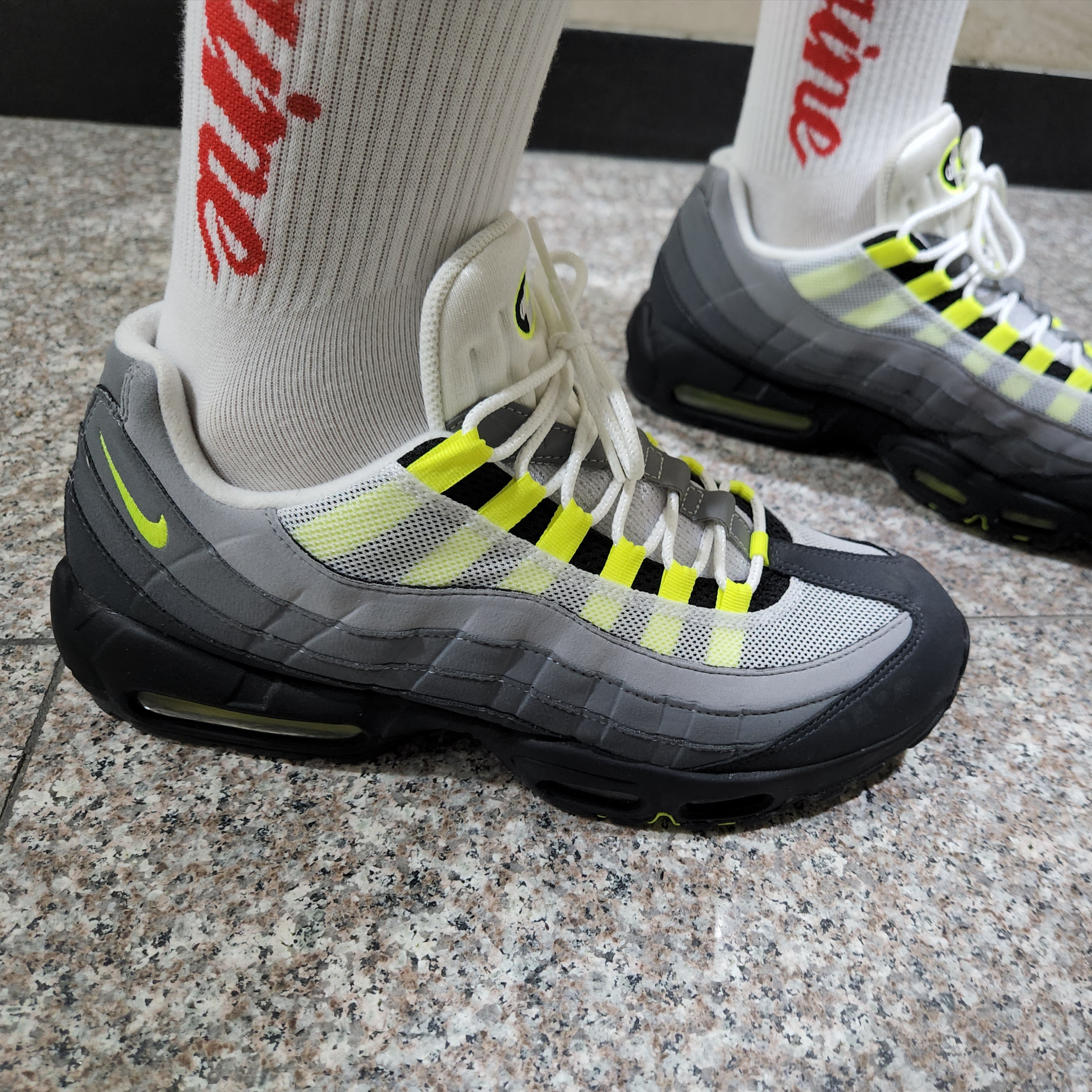 Nike Air Max 95 OG Neon Yellow 2020 착용 스타일 - 3