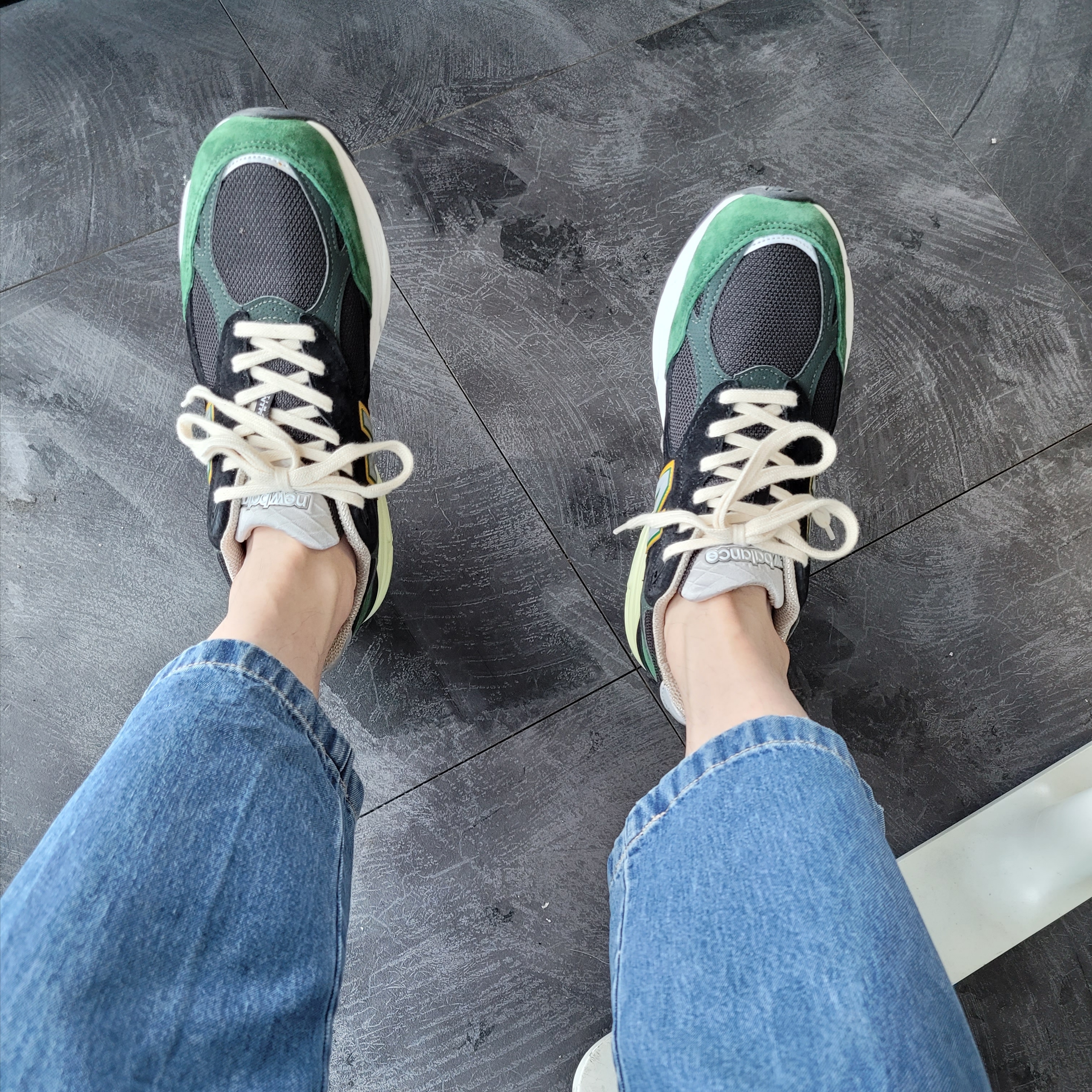 New Balance 990v3 Made in USA Black Green 착용 스타일 - 1