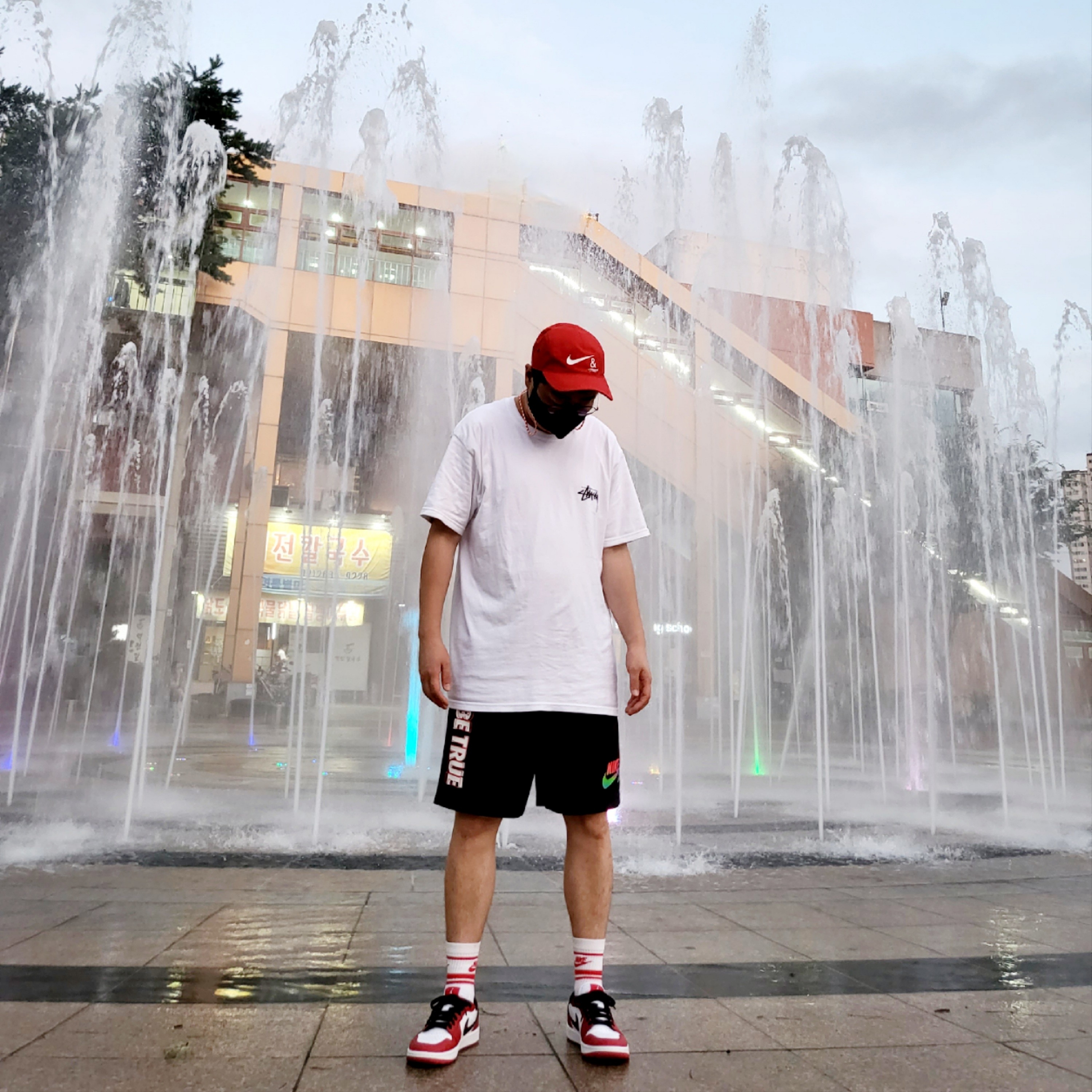 Nike x Undercover NRG AW84 TC Adjustable Cap Red, Stussy Fuzzy Dice T-Shirt White 착용 스타일 - 1