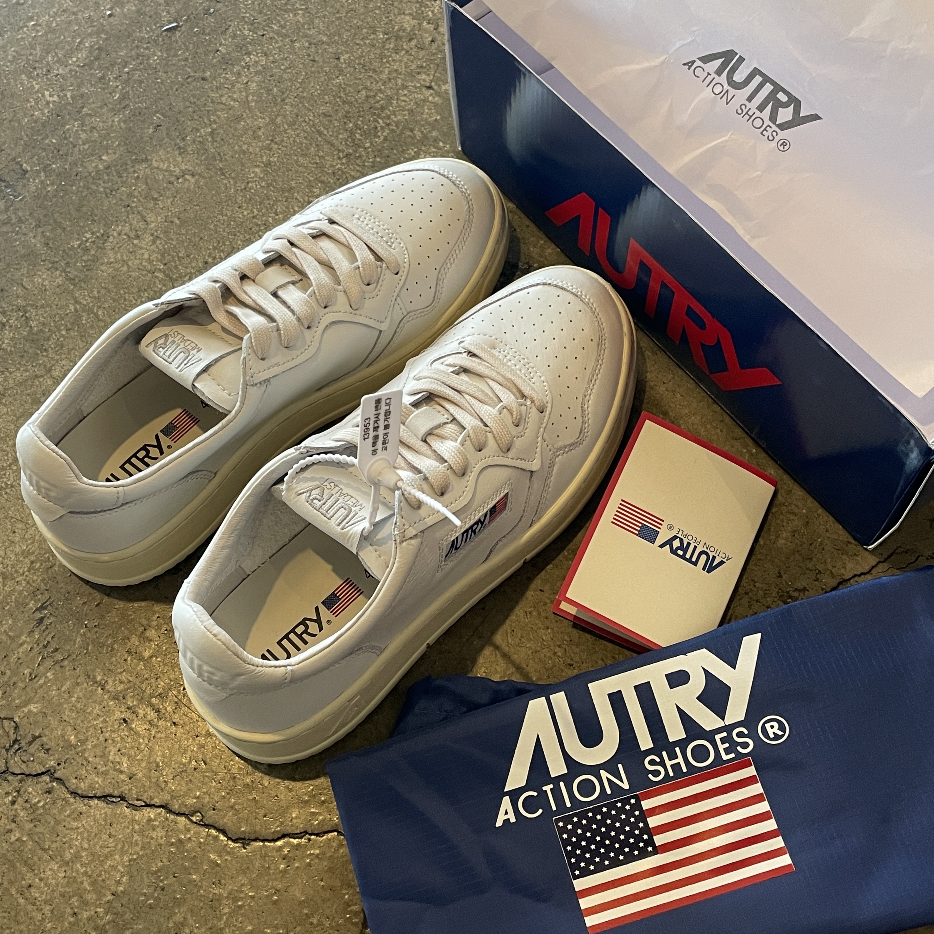 Autry Medalist Low Leather Sneakers White 착용 스타일 - 1