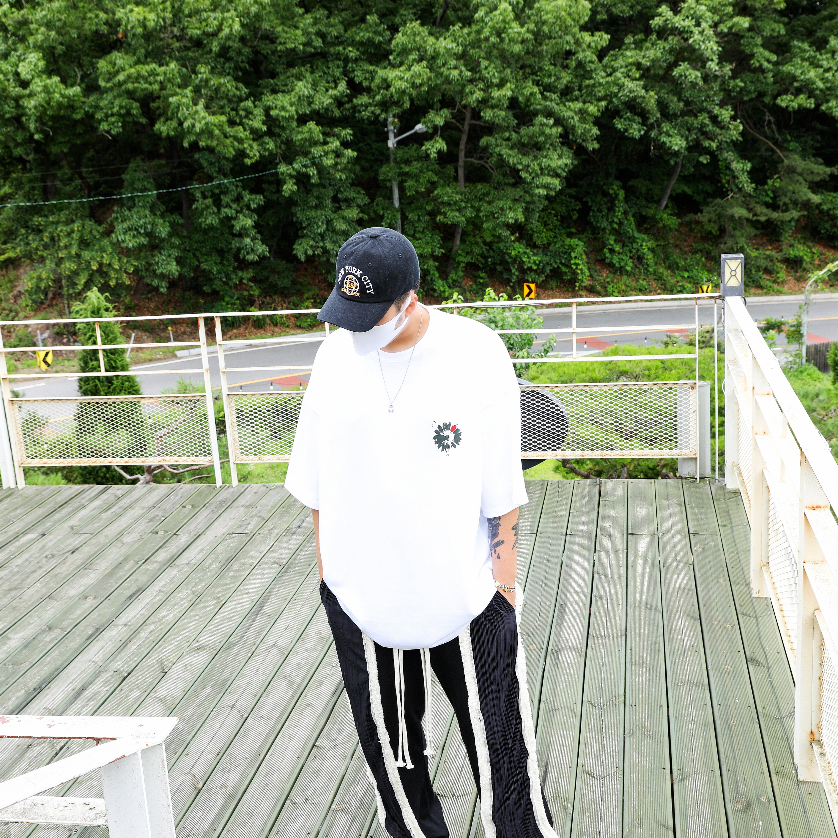 Jordan 4 Retro White and Black 착용 스타일 - 3