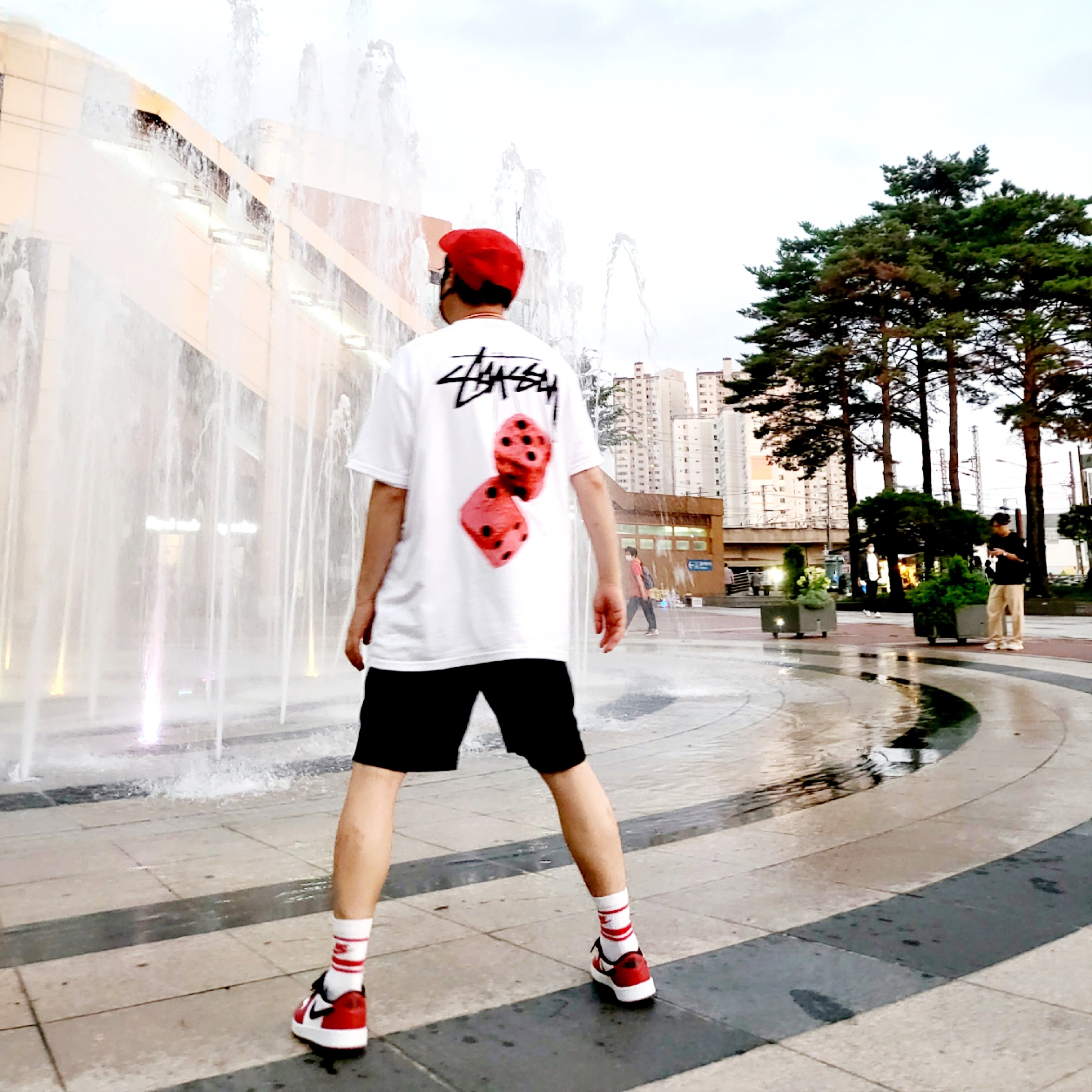 Nike x Undercover NRG AW84 TC Adjustable Cap Red, Stussy Fuzzy Dice T-Shirt White 착용 스타일 - 5