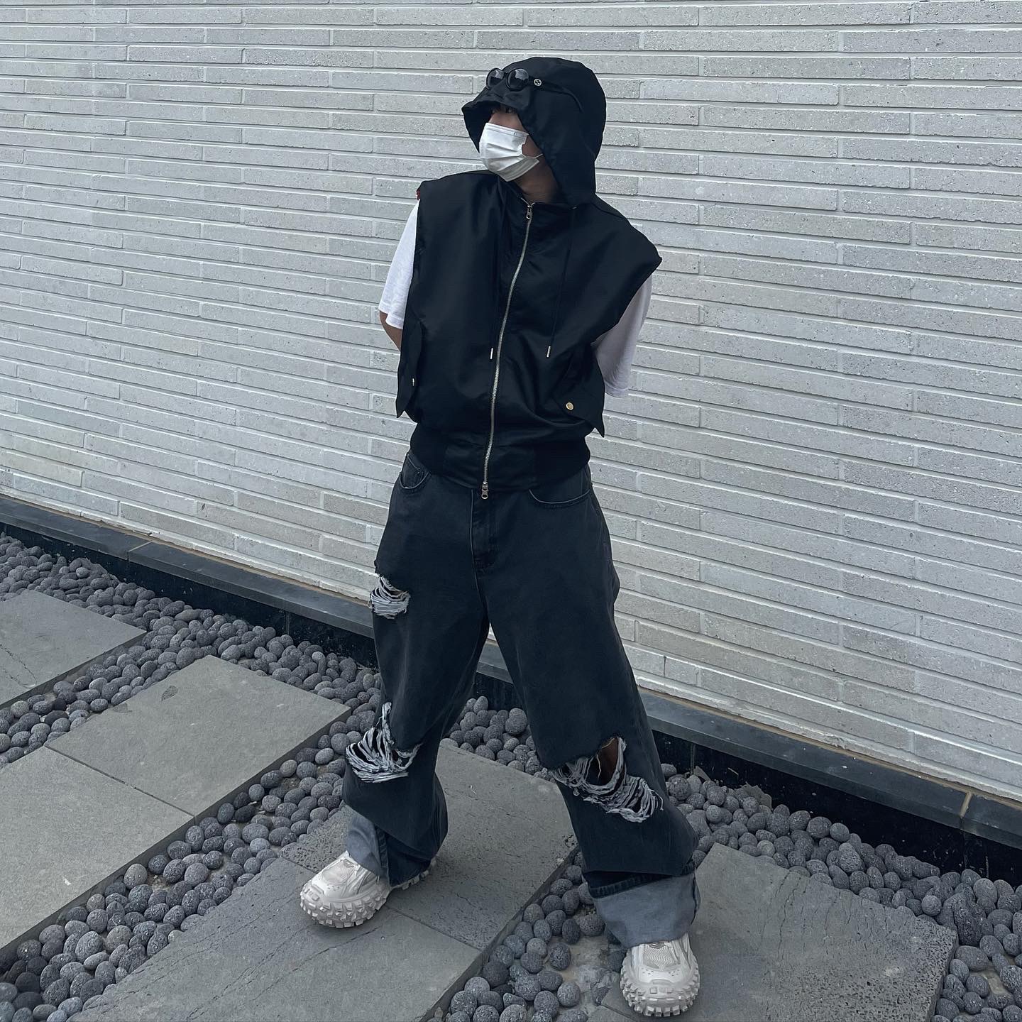 Balenciaga Defender Sneakers Beige 착용 스타일 - 2