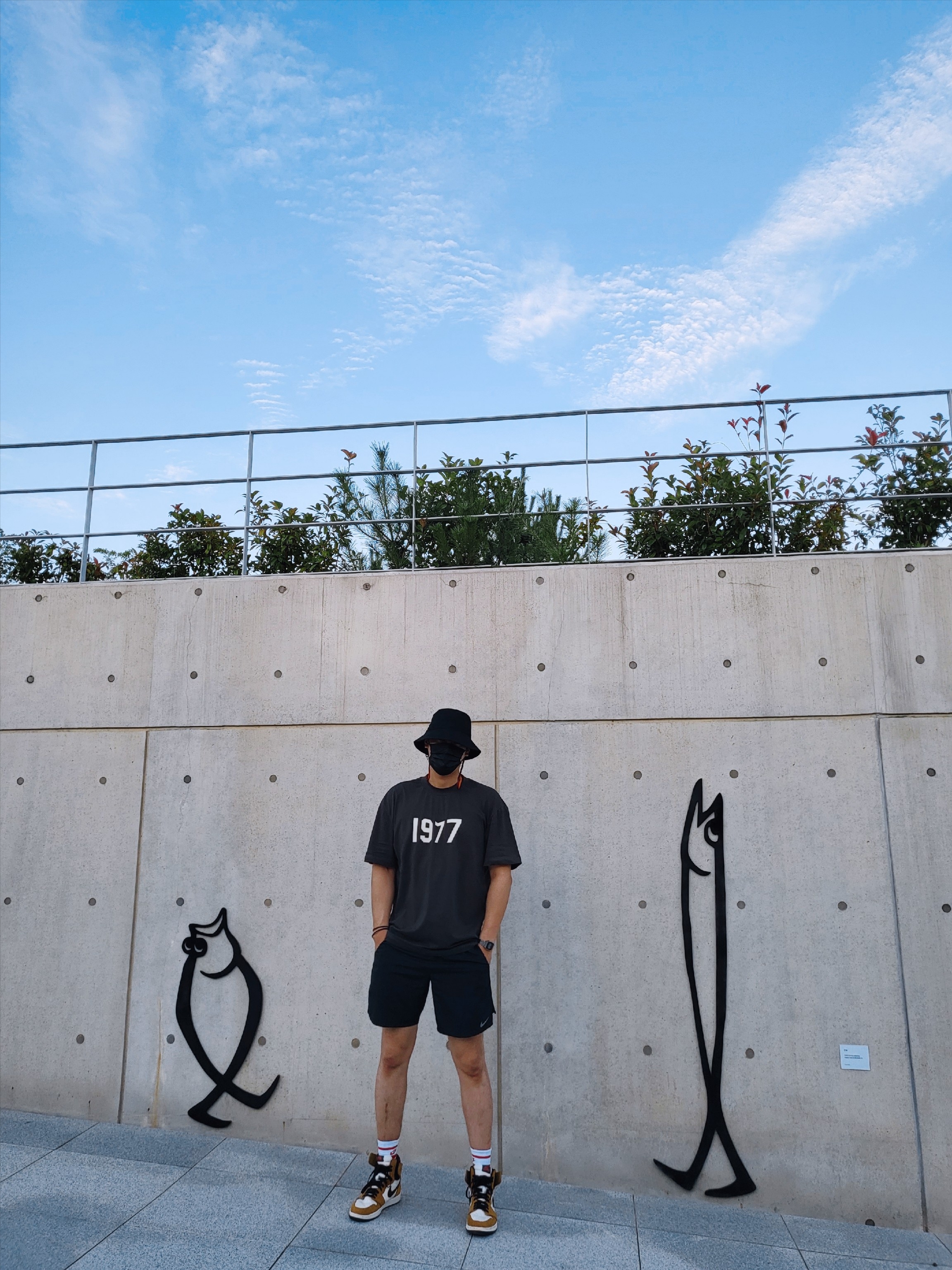 Jordan 1 Retro High Rookie of the Year, Essentials 1977 T-Shirt Iron - 22SS 착용 스타일 - 1