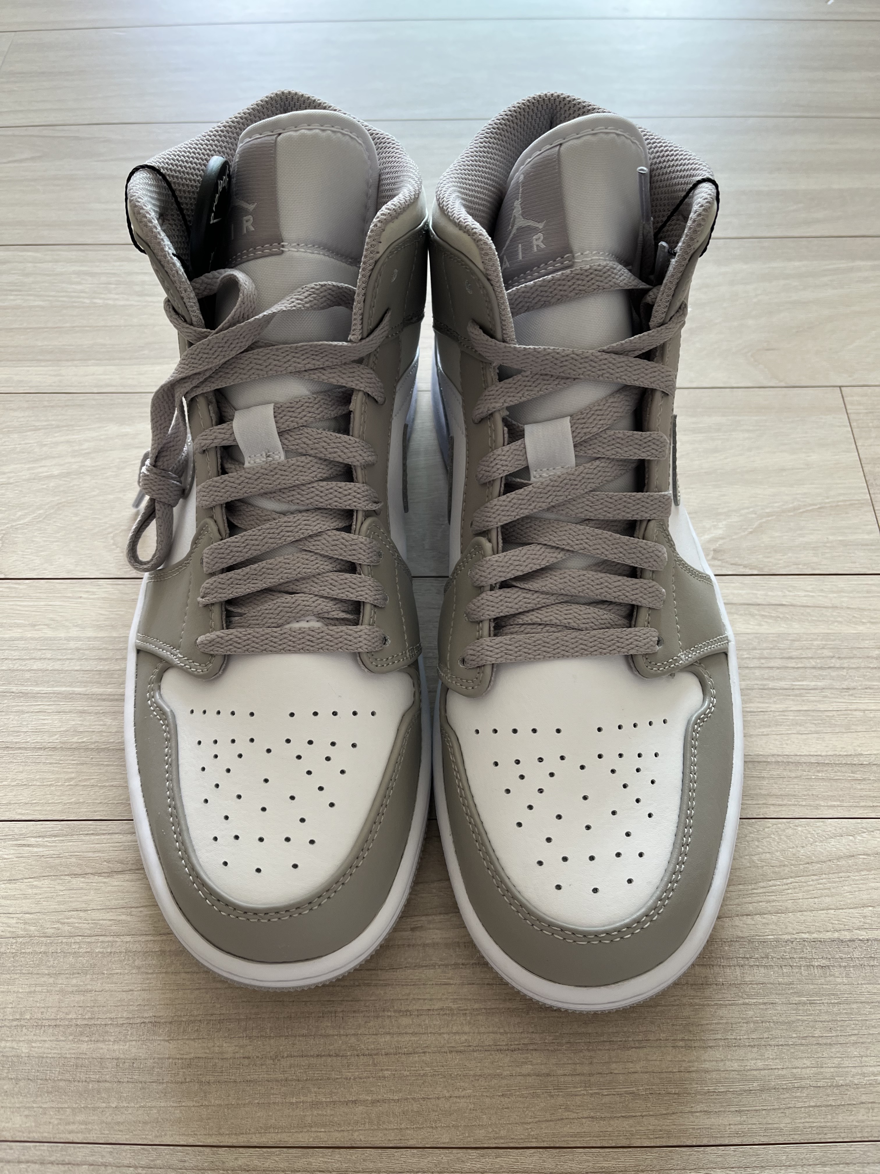 Jordan 1 Mid College Grey 착용 스타일 - 1