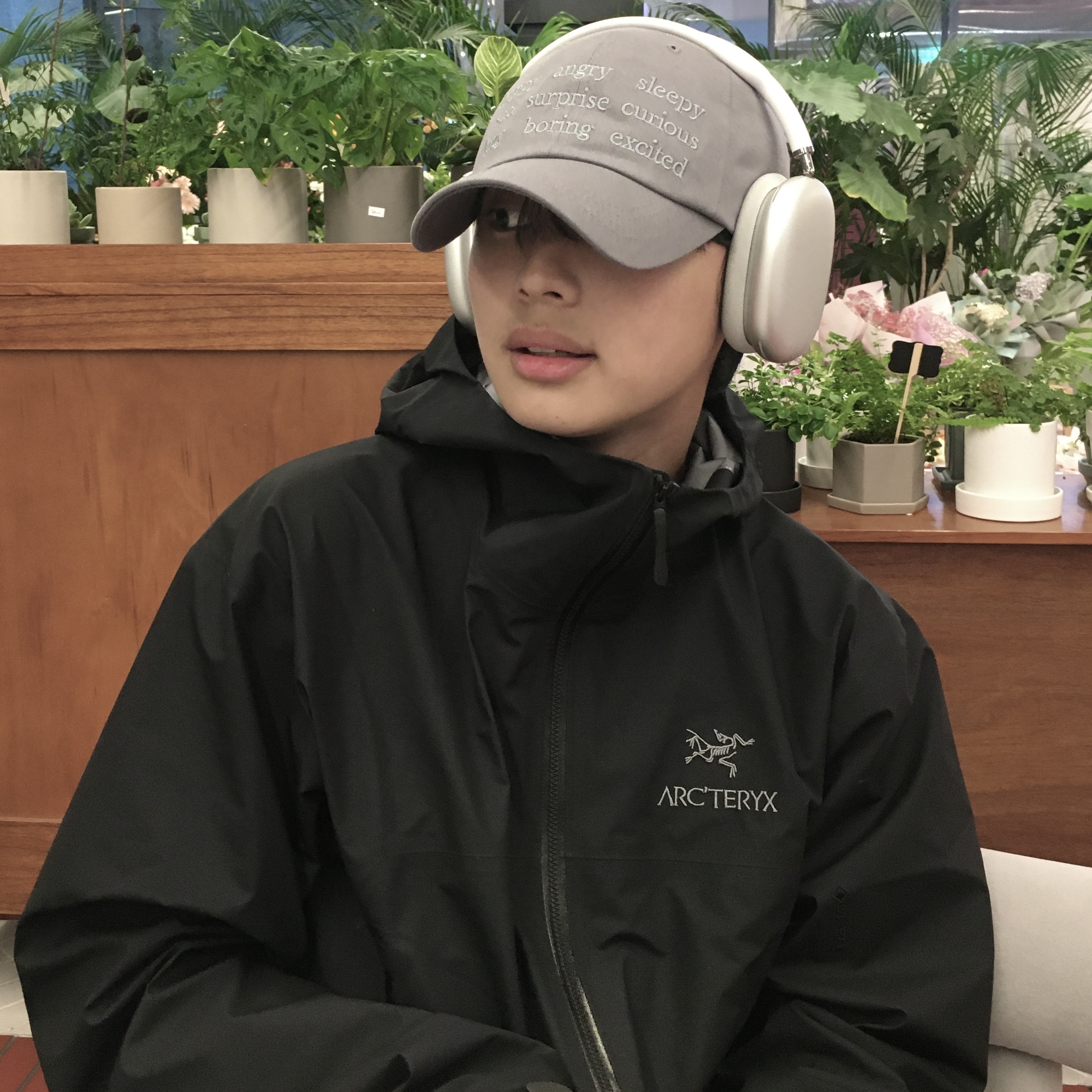 Apple AirPods Max Lightning Silver (Korean Ver.), Arc'teryx Beta Jacket Black 착용 스타일 - 3