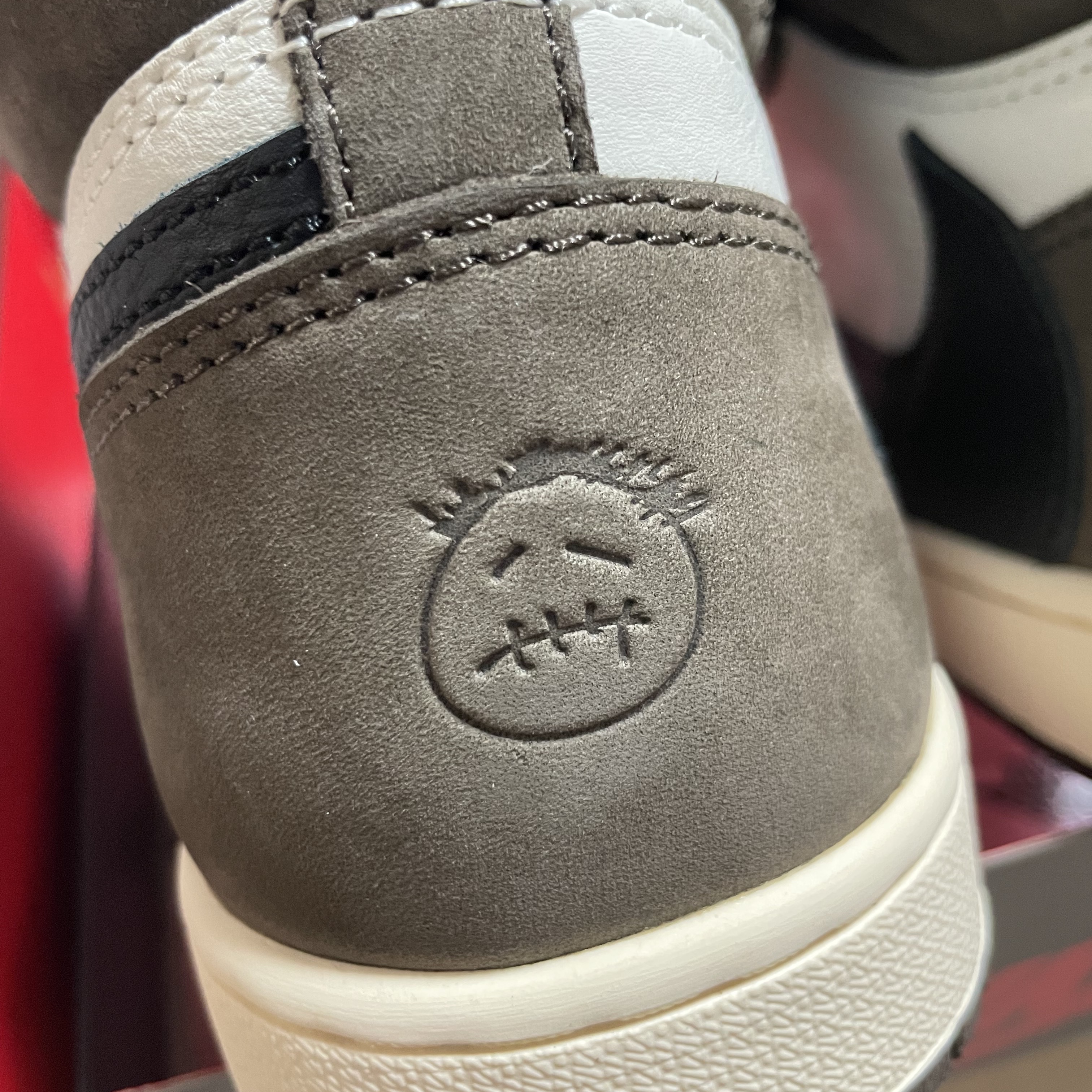 Jordan 1 x Travis Scott Retro High OG SP Mocha 착용 스타일 - 2